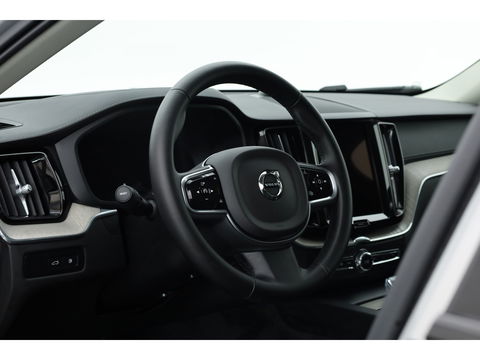 Volvo XC60 2.0 T8 Plug-in hybrid AWD Ultra Dark | Luchtvering | Massage | B&W audio | HUD | elek. Trekhaak | Stoelventi. | 360 camera |