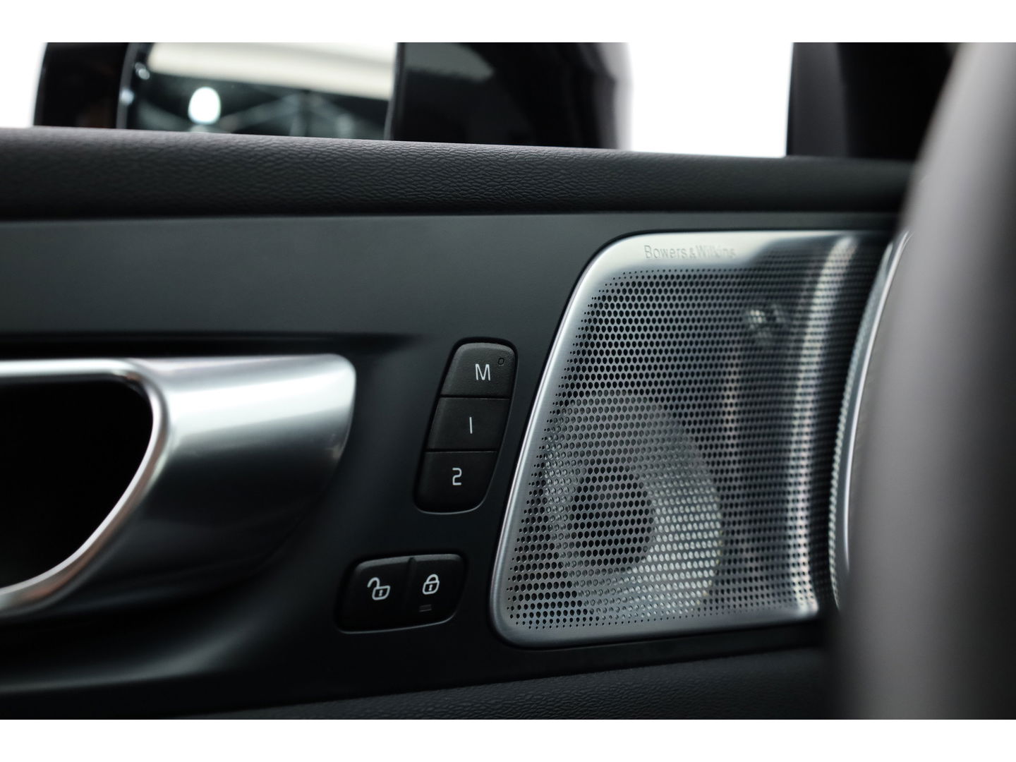 Volvo XC60 2.0 T8 Plug-in hybrid AWD Ultra Dark | Luchtvering | Massage | B&W audio | HUD | elek. Trekhaak | Stoelventi. | 360 camera |