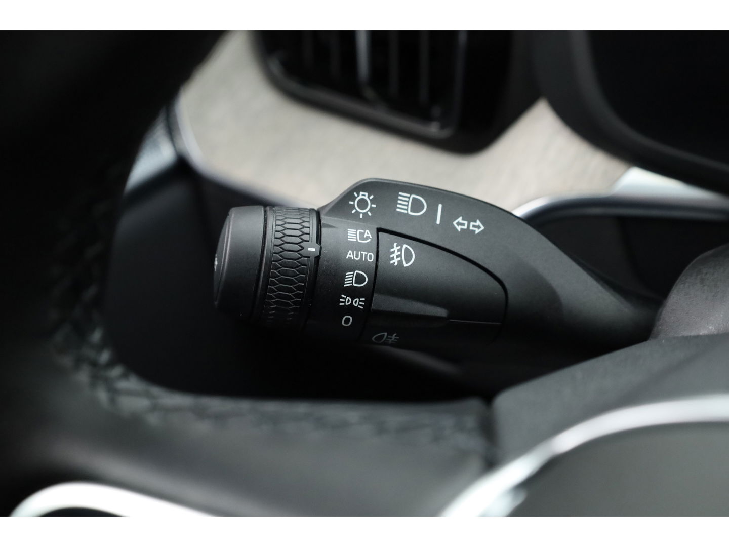 Volvo XC60 2.0 T8 Plug-in hybrid AWD Ultra Dark | Luchtvering | Massage | B&W audio | HUD | elek. Trekhaak | Stoelventi. | 360 camera |