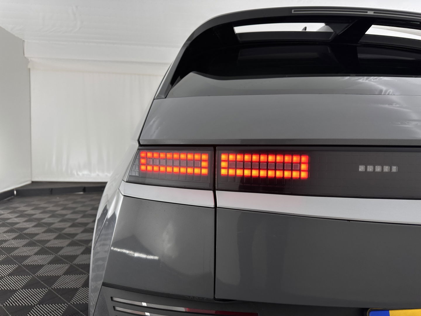 Hyundai IONIQ 5 Connect 73kWh [ 3-Fase-11kW ] {SOH-100%} (INCL-BTW) Aut *LEATHER-FABRIC | FULL-LED | DIGI-COCKPIT | AMBIENTLIGHT | DAB | SHIFTPADDLES | HEAD-UP | NAVI-FULLMAP | KEYLESS | CAMERA | HEATED-COMFORTSEATS | TOWBAR | PRIVACYGLASS  | 19"AL