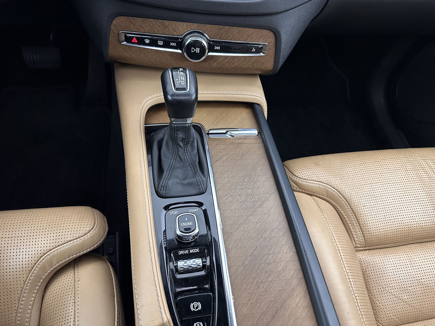 Volvo XC90 2.0 D4 Inscription AWD [7-Pers ] (INCL-BTW) Aut.*PANO | LEATHER | FULL-LED | MEMORY-PACK | DIGI-COCKPIT | BOWERS&WILKINS | CAMERA | HEATED-COMFORTSEATS | LANE-ASSIST | CARPLAY | ECC | HEAD-UP | PDC | CRUISE | TOWBAR | 20"ALU