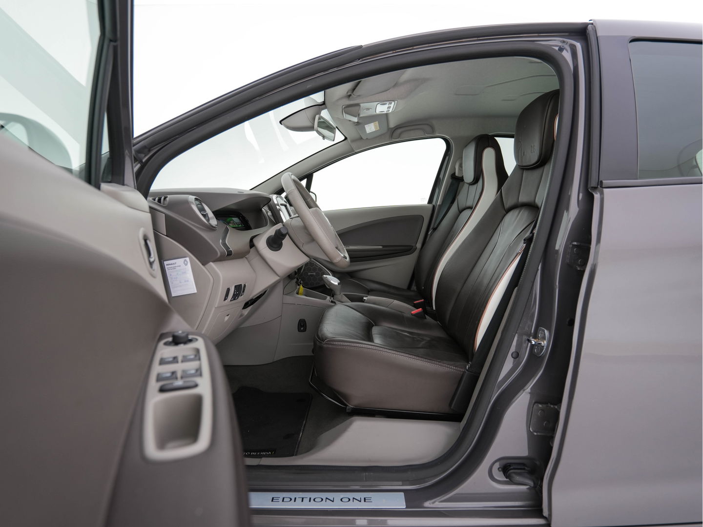 Renault ZOE (inclusive-battery) Q90 Bose 41 kWh Quickcharge Edition One (3-Fase-43 kW) {SOH-92%} Aut.*LEATHER | FULL-LED | DIGI-COCKPIT | HEATED-COMFORTSEATS | BOSE-PREMIUM-AUDIO | CAMERA | R-LINK | PDC | PRIVACY-GLASS |  17"ALU*