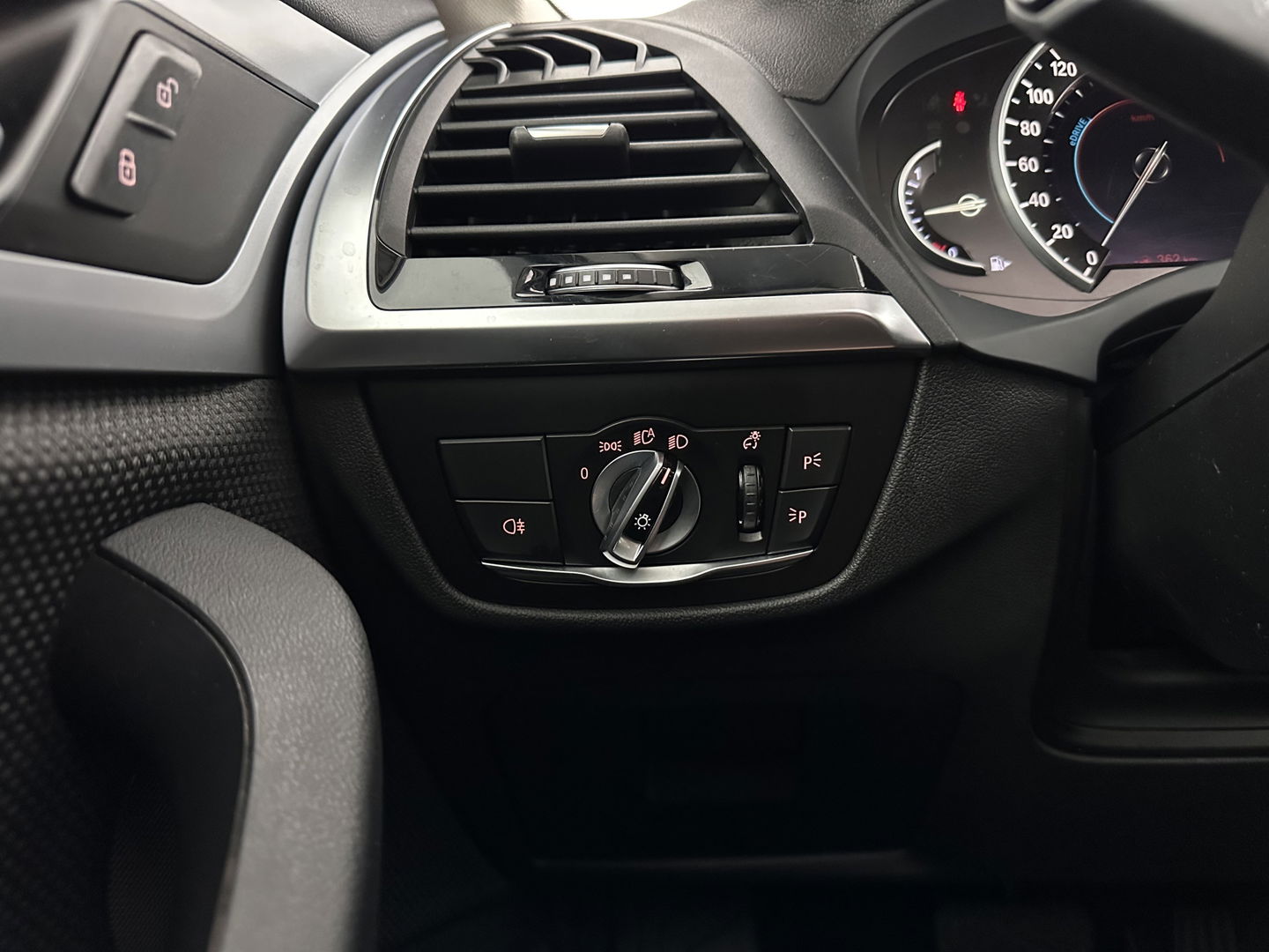 BMW X3 xDrive30e [Plug-In] (INCL-BTW) *PANO | FULL-LED | COMFORTSEATS | PRIVACYGLASS | ECC | PDC | CRUISE | TOWBAR | 18''ALU*