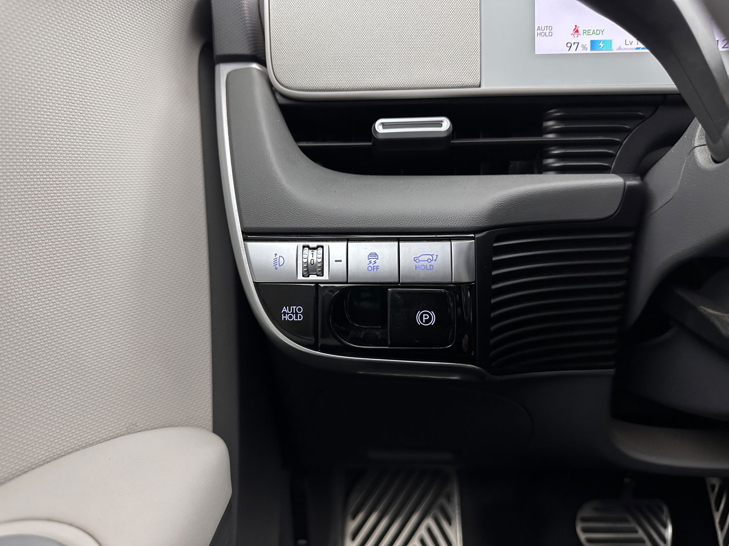 Hyundai IONIQ 5 Connect+ 73kWh (3-Fase-11kW) {SOH-98%} INCL-BTW) Aut *HEATPUMP | LEATHER-FABRIC | BOSE-AUDIO | FULL-LED | DIGI-COCKPIT | AMBIENTLIGHT | DAB | SHIFTPADDLES | HEAD-UP | NAVI-FULLMAP | KEYLESS | CAMERA | HEATED-COMFORTSEATS | TOWBAR*