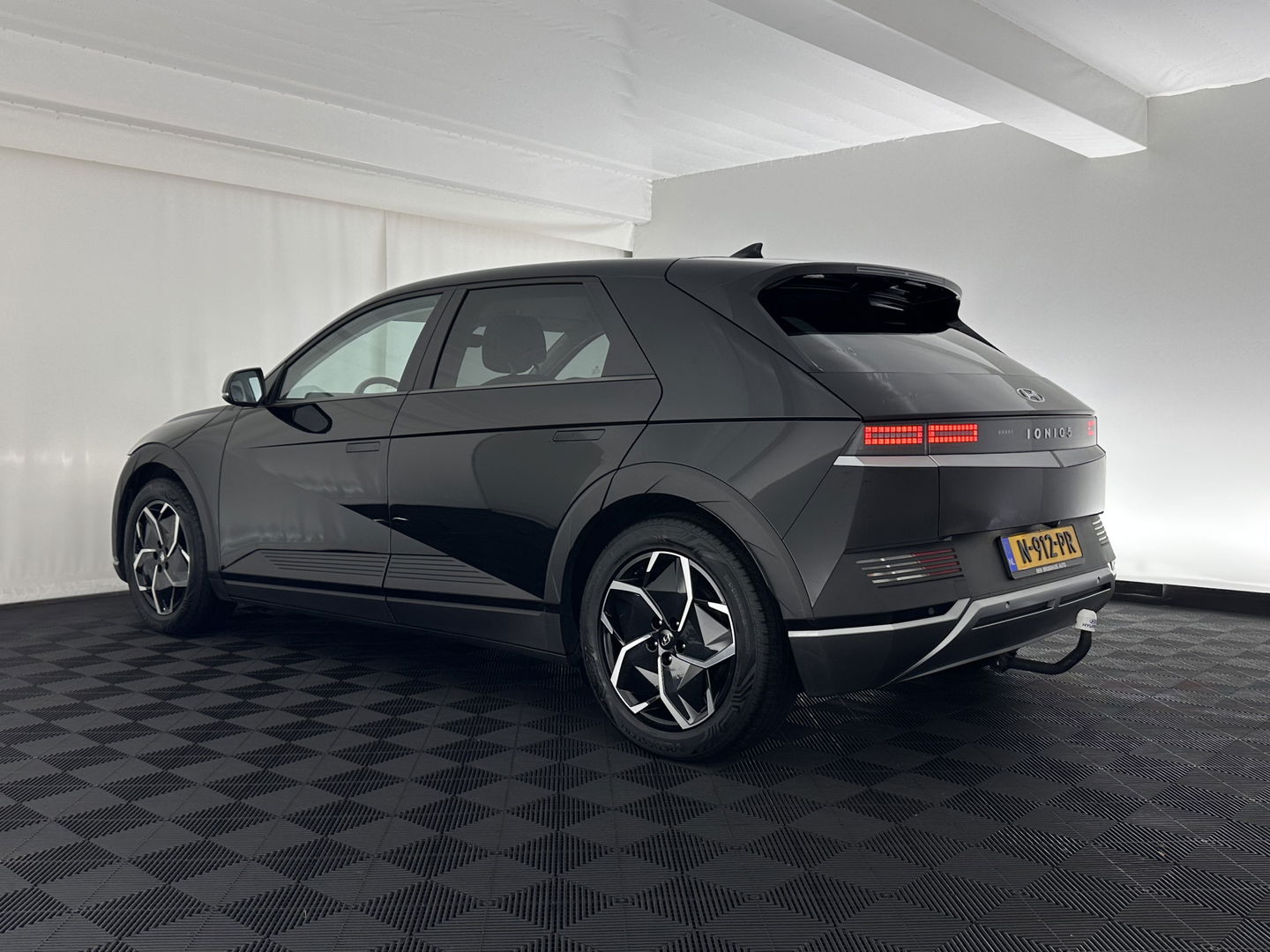 Hyundai IONIQ 5 Connect+ 73kWh (3-Fase-11kW) {SOH-98%} INCL-BTW) Aut *HEATPUMP | LEATHER-FABRIC | BOSE-AUDIO | FULL-LED | DIGI-COCKPIT | AMBIENTLIGHT | DAB | SHIFTPADDLES | HEAD-UP | NAVI-FULLMAP | KEYLESS | CAMERA | HEATED-COMFORTSEATS | TOWBAR*