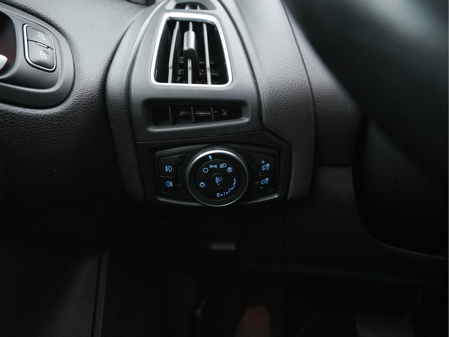 Ford FOCUS Wagon 1.5 TDCI Titanium Lease Edition (INCL-BTW) Aut. *NAVI-FULLMAP | HEATED-COMFORTSEATS | KEYLESS | PRIVACY-GLASS | ECC | SYNC-AUDIO | PDC | CRUISE | 16''ALU*