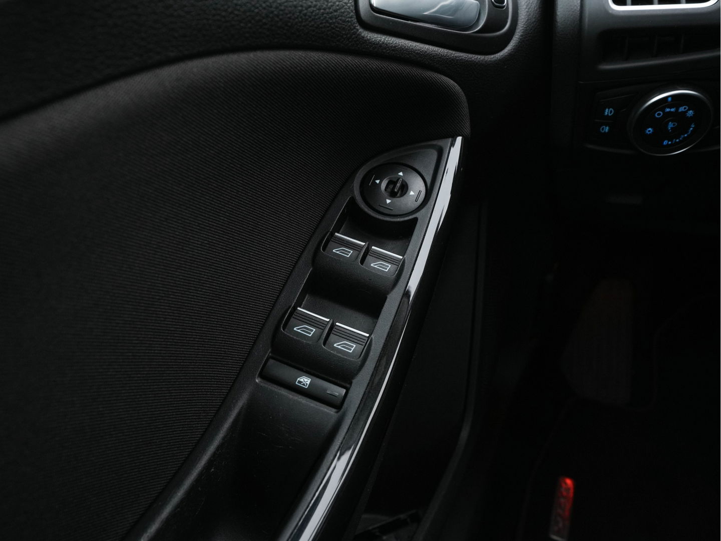 Ford FOCUS Wagon 1.5 TDCI Titanium Lease Edition (INCL-BTW) Aut. *NAVI-FULLMAP | HEATED-COMFORTSEATS | KEYLESS | PRIVACY-GLASS | ECC | SYNC-AUDIO | PDC | CRUISE | 16''ALU*