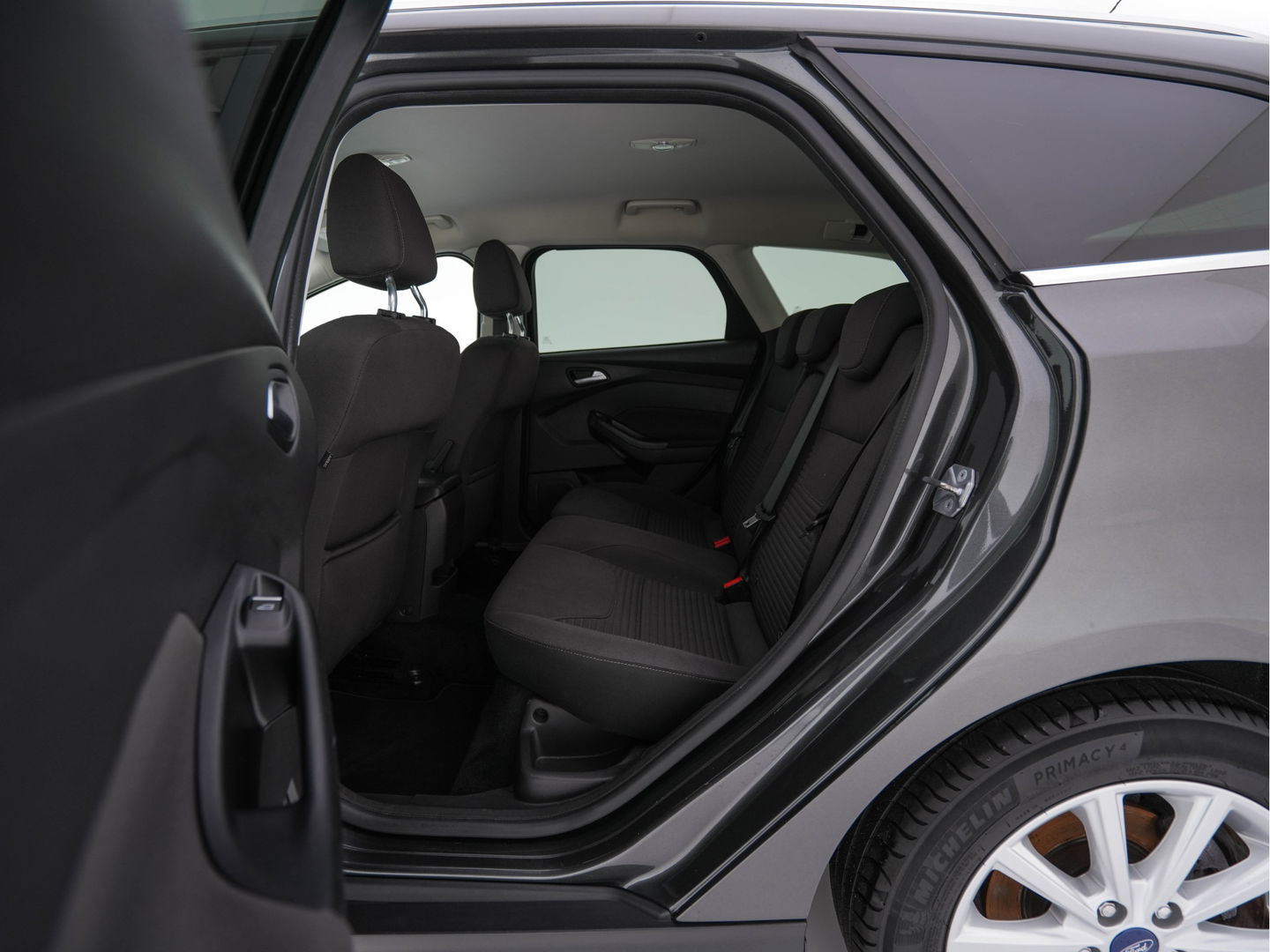 Ford FOCUS Wagon 1.5 TDCI Titanium Lease Edition (INCL-BTW) Aut. *NAVI-FULLMAP | HEATED-COMFORTSEATS | KEYLESS | PRIVACY-GLASS | ECC | SYNC-AUDIO | PDC | CRUISE | 16''ALU*