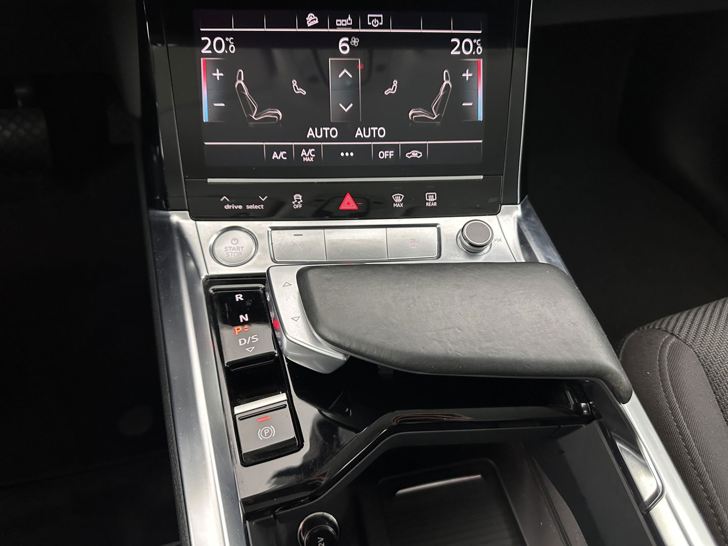 Audi e-tron 50 quattro Business edition 71 kWh [ 3-Fase-11kW ] {SOH-99%} (INCL-BTW) Aut. *HEATPUMP | FULL-LED | DIGI-COCKPIT | NAVI-FULLMAP | MEMORY-PACK |  COMFORTSEATS | KEYLESS | AUDI-SOUND | SHIFTPADDLES | DAB+ | ECC | DRIVE-SELECT | PDC | CRUISE | TOWBAR | 20