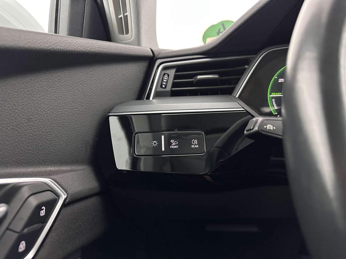 Audi e-tron 50 quattro Business edition 71 kWh [ 3-Fase-11kW ] {SOH-99%} (INCL-BTW) Aut. *HEATPUMP | FULL-LED | DIGI-COCKPIT | NAVI-FULLMAP | MEMORY-PACK |  COMFORTSEATS | KEYLESS | AUDI-SOUND | SHIFTPADDLES | DAB+ | ECC | DRIVE-SELECT | PDC | CRUISE | TOWBAR | 20