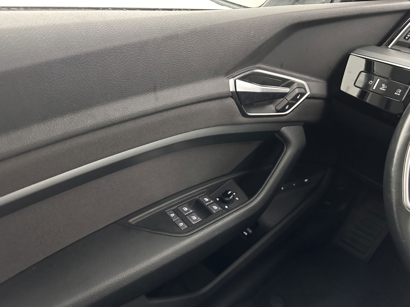 Audi e-tron 50 quattro Business edition 71 kWh [ 3-Fase-11kW ] {SOH-99%} (INCL-BTW) Aut. *HEATPUMP | FULL-LED | DIGI-COCKPIT | NAVI-FULLMAP | MEMORY-PACK |  COMFORTSEATS | KEYLESS | AUDI-SOUND | SHIFTPADDLES | DAB+ | ECC | DRIVE-SELECT | PDC | CRUISE | TOWBAR | 20