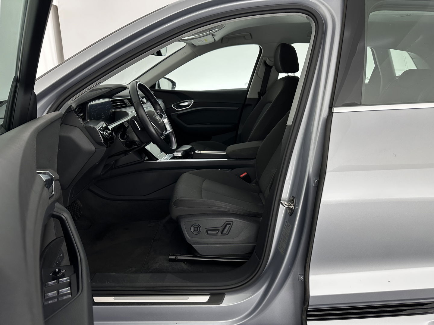 Audi e-tron 50 quattro Business edition 71 kWh [ 3-Fase-11kW ] {SOH-99%} (INCL-BTW) Aut. *HEATPUMP | FULL-LED | DIGI-COCKPIT | NAVI-FULLMAP | MEMORY-PACK |  COMFORTSEATS | KEYLESS | AUDI-SOUND | SHIFTPADDLES | DAB+ | ECC | DRIVE-SELECT | PDC | CRUISE | TOWBAR | 20