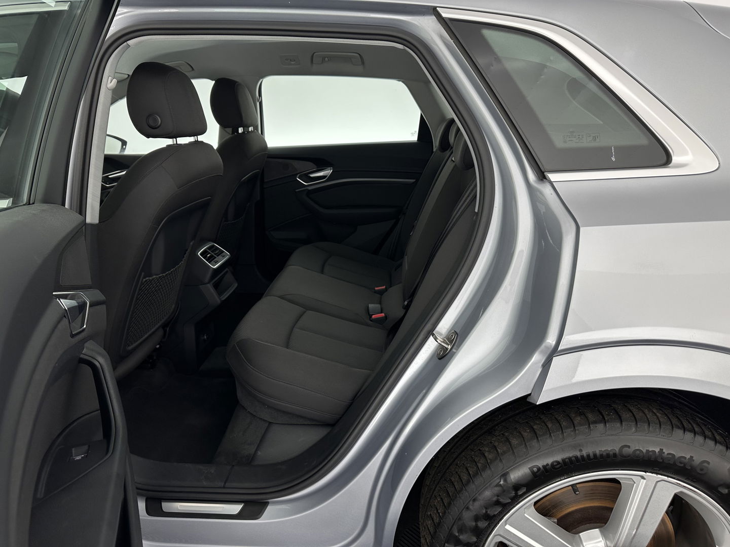 Audi e-tron 50 quattro Business edition 71 kWh [ 3-Fase-11kW ] {SOH-99%} (INCL-BTW) Aut. *HEATPUMP | FULL-LED | DIGI-COCKPIT | NAVI-FULLMAP | MEMORY-PACK |  COMFORTSEATS | KEYLESS | AUDI-SOUND | SHIFTPADDLES | DAB+ | ECC | DRIVE-SELECT | PDC | CRUISE | TOWBAR | 20