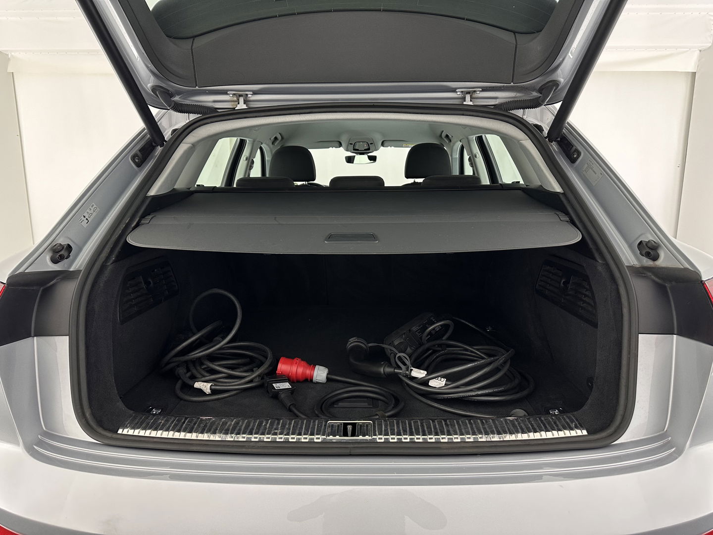 Audi e-tron 50 quattro Business edition 71 kWh [ 3-Fase-11kW ] {SOH-99%} (INCL-BTW) Aut. *HEATPUMP | FULL-LED | DIGI-COCKPIT | NAVI-FULLMAP | MEMORY-PACK |  COMFORTSEATS | KEYLESS | AUDI-SOUND | SHIFTPADDLES | DAB+ | ECC | DRIVE-SELECT | PDC | CRUISE | TOWBAR | 20