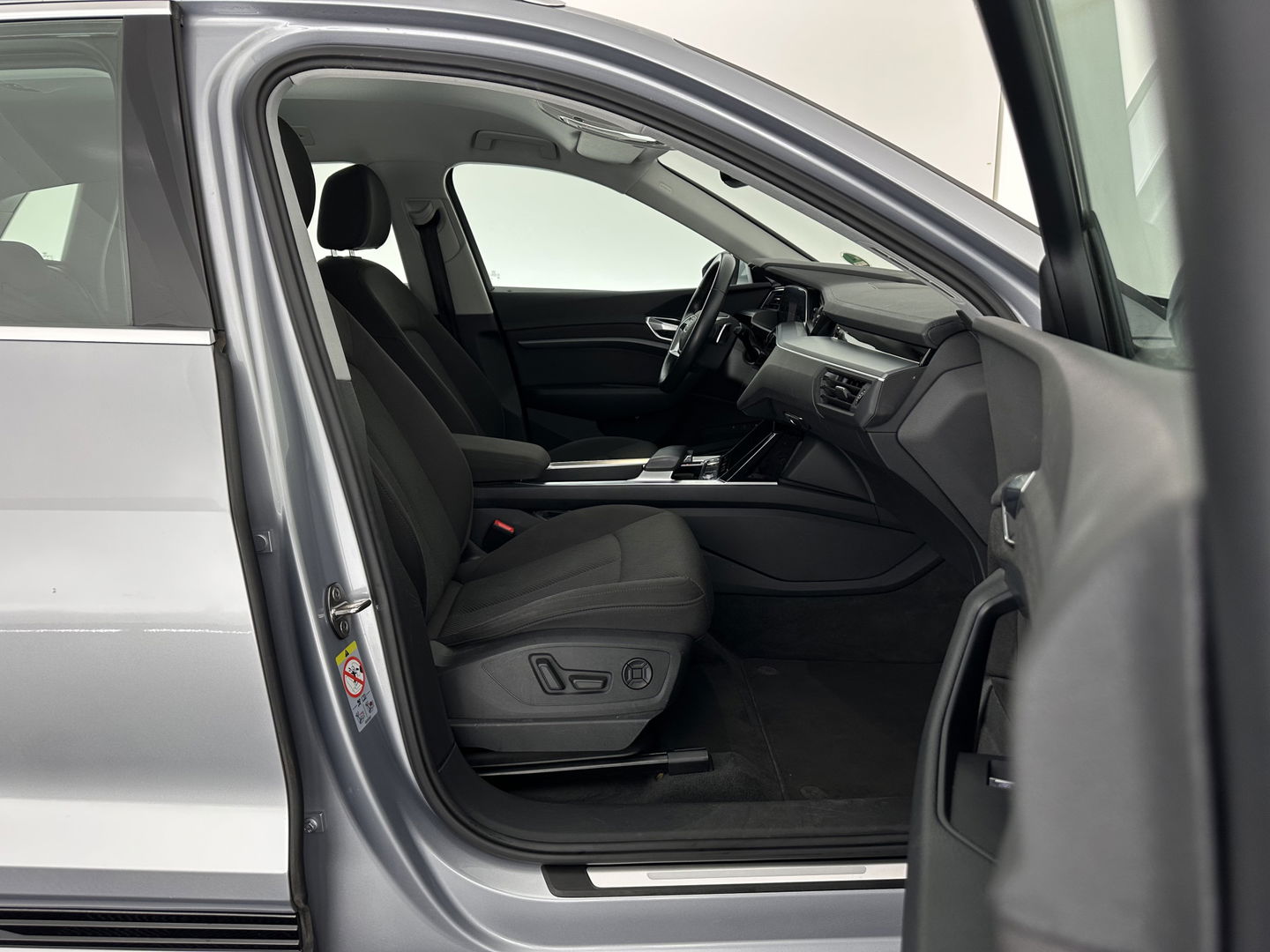 Audi e-tron 50 quattro Business edition 71 kWh [ 3-Fase-11kW ] {SOH-99%} (INCL-BTW) Aut. *HEATPUMP | FULL-LED | DIGI-COCKPIT | NAVI-FULLMAP | MEMORY-PACK |  COMFORTSEATS | KEYLESS | AUDI-SOUND | SHIFTPADDLES | DAB+ | ECC | DRIVE-SELECT | PDC | CRUISE | TOWBAR | 20