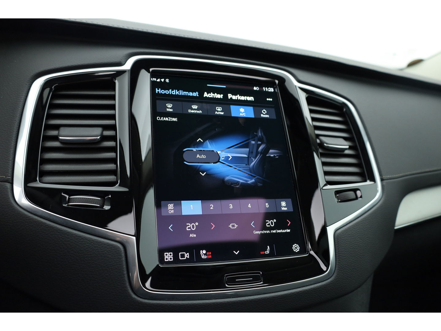 Volvo XC90 2.0 T8 Recharge AWD Plus Dark | Pano | Luchtvering | Elek. Trekhaak | Memory | 360cam | Stoel- Stuurverw. | Harman Kardon