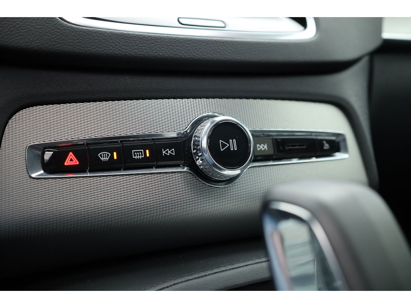 Volvo XC90 2.0 T8 Recharge AWD Plus Dark | Pano | Luchtvering | Elek. Trekhaak | Memory | 360cam | Stoel- Stuurverw. | Harman Kardon