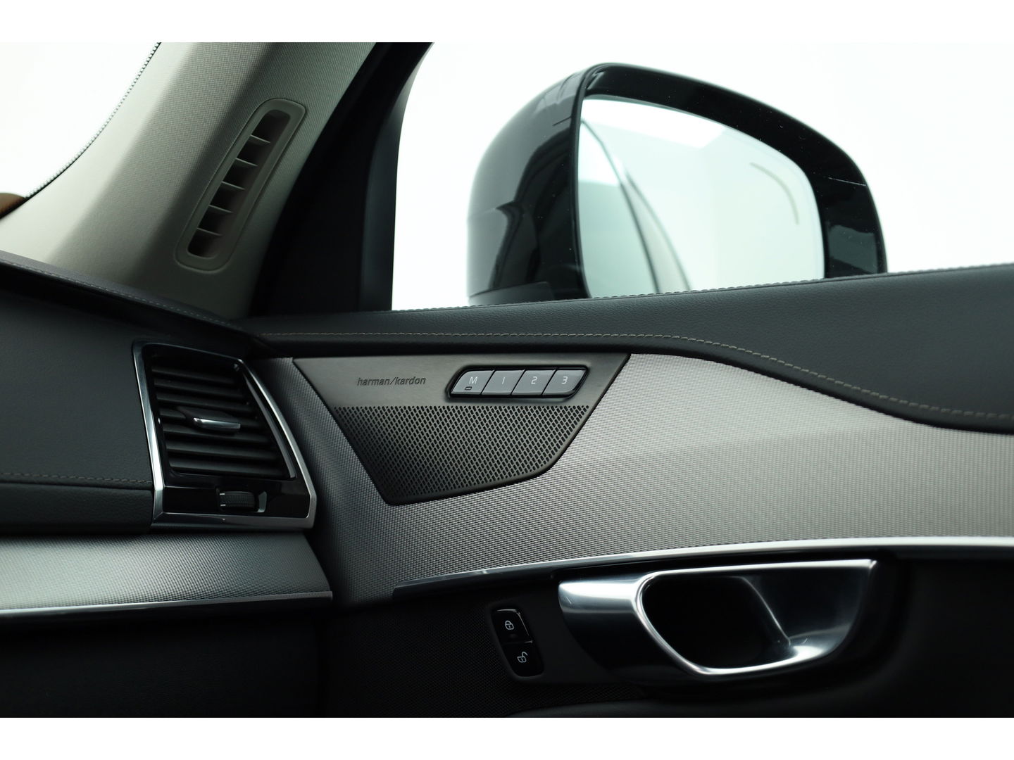 Volvo XC90 2.0 T8 Recharge AWD Plus Dark | Pano | Luchtvering | Elek. Trekhaak | Memory | 360cam | Stoel- Stuurverw. | Harman Kardon