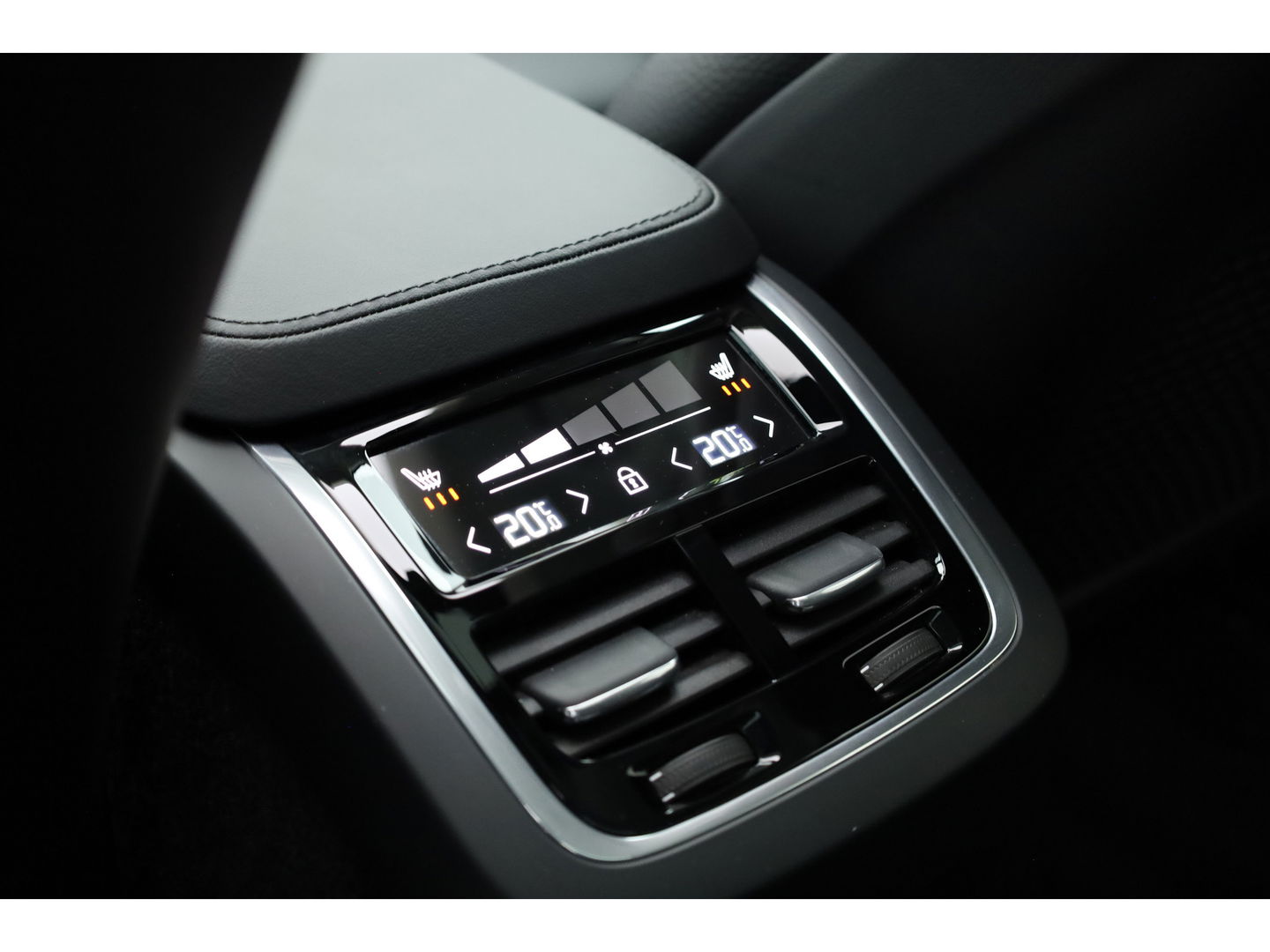 Volvo XC90 2.0 T8 Recharge AWD Plus Dark | Pano | Luchtvering | Elek. Trekhaak | Memory | 360cam | Stoel- Stuurverw. | Harman Kardon