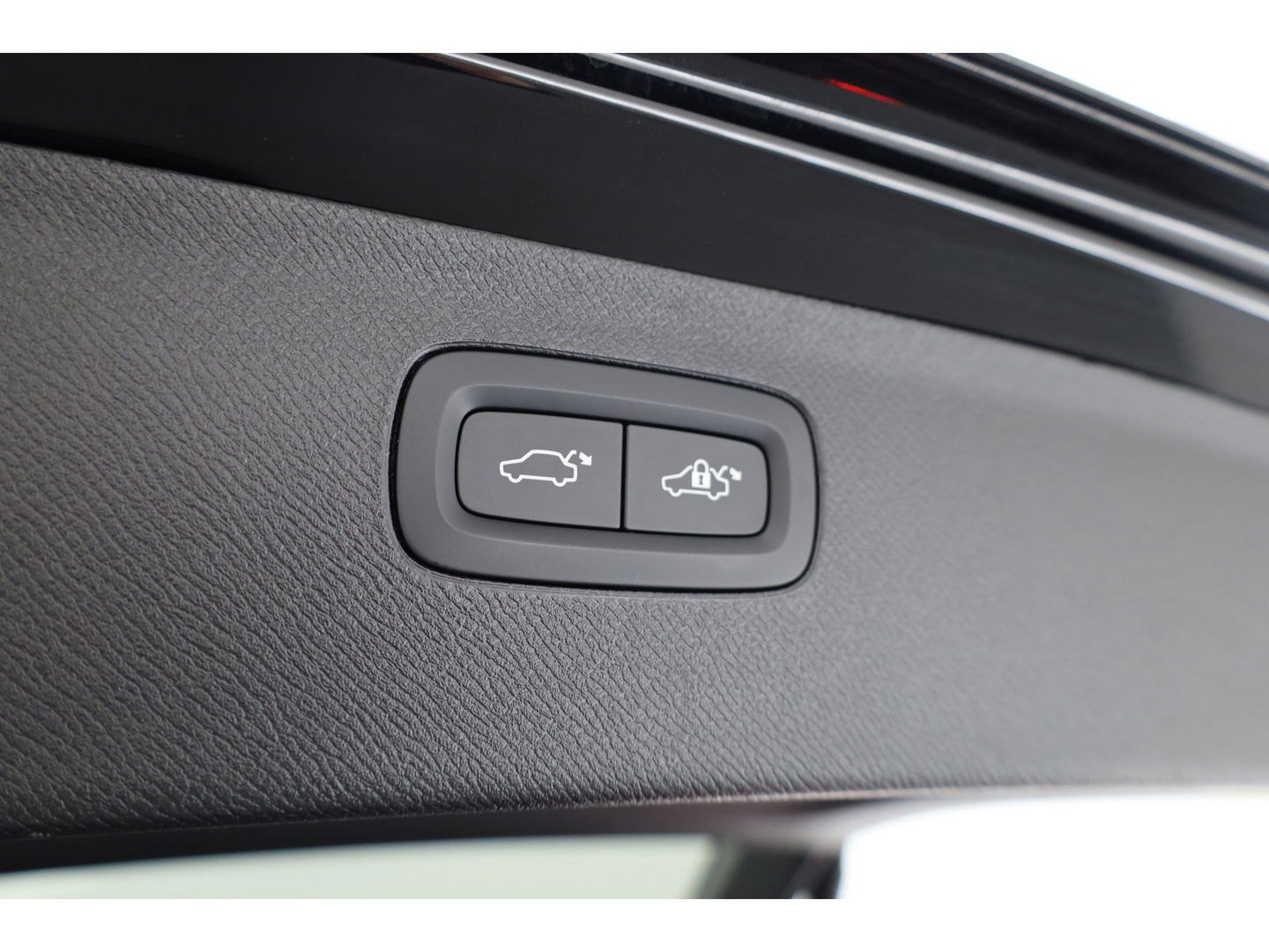 Volvo XC90 2.0 T8 Recharge AWD Plus Dark | Pano | Luchtvering | Elek. Trekhaak | Memory | 360cam | Stoel- Stuurverw. | Harman Kardon