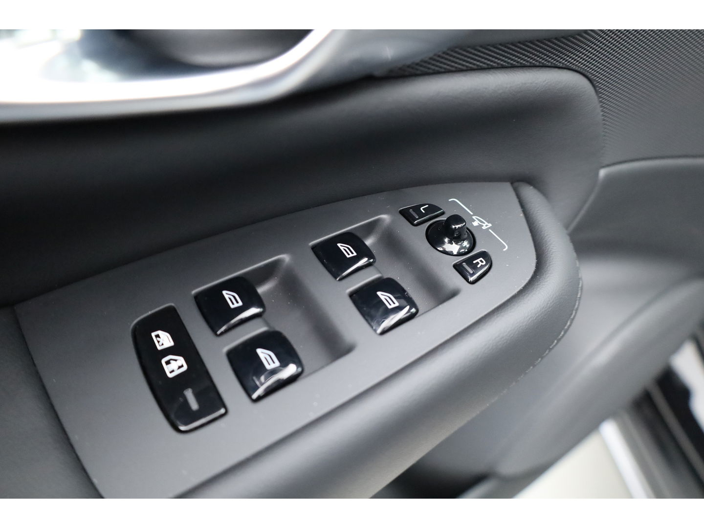 Volvo XC90 2.0 T8 Recharge AWD Plus Dark | Pano | Luchtvering | Elek. Trekhaak | Memory | 360cam | Stoel- Stuurverw. | Harman Kardon