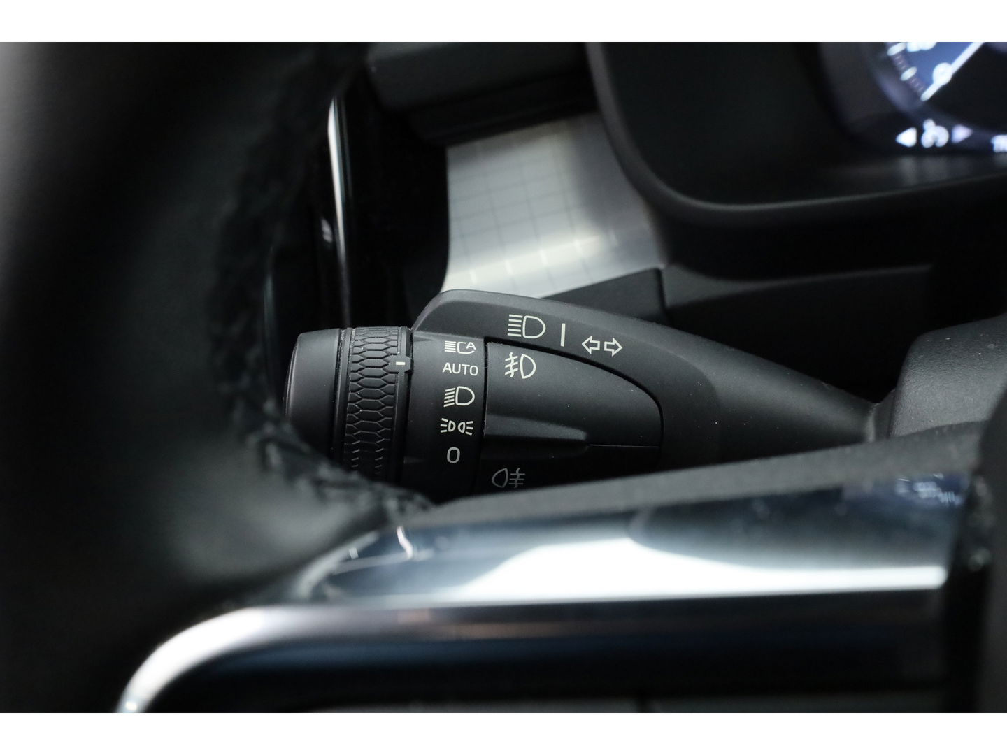 Volvo XC40 1.5 T4 Plug-in hybrid Plus Bright | stoel & stuur verwarming | H&K audio | Elek stoelen & Memory |