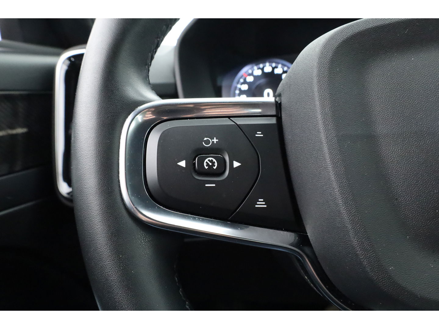 Volvo XC40 1.5 T4 Plug-in hybrid Plus Bright | stoel & stuur verwarming | H&K audio | Elek stoelen & Memory |