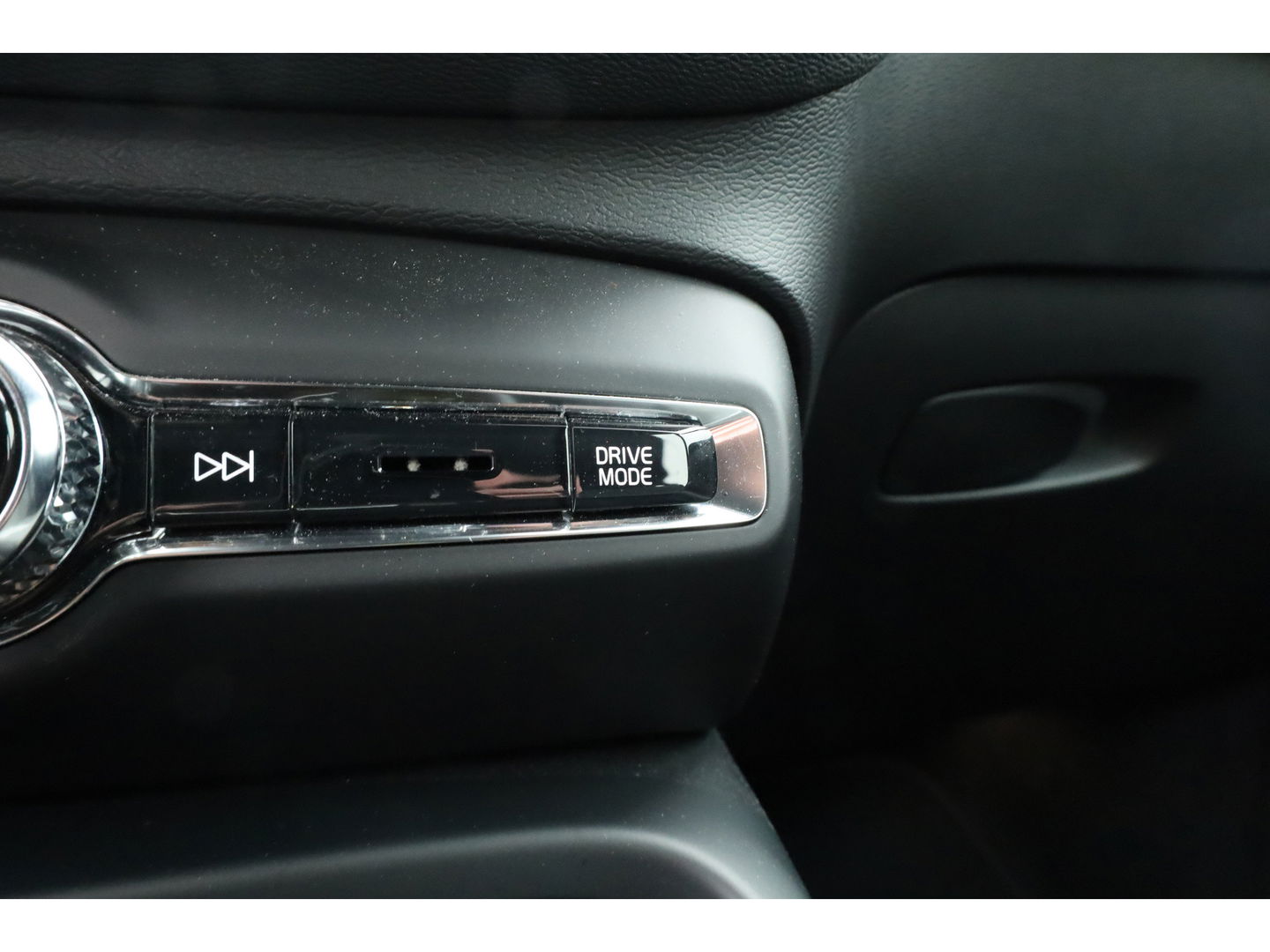 Volvo XC40 1.5 T4 Plug-in hybrid Plus Bright | stoel & stuur verwarming | H&K audio | Elek stoelen & Memory |