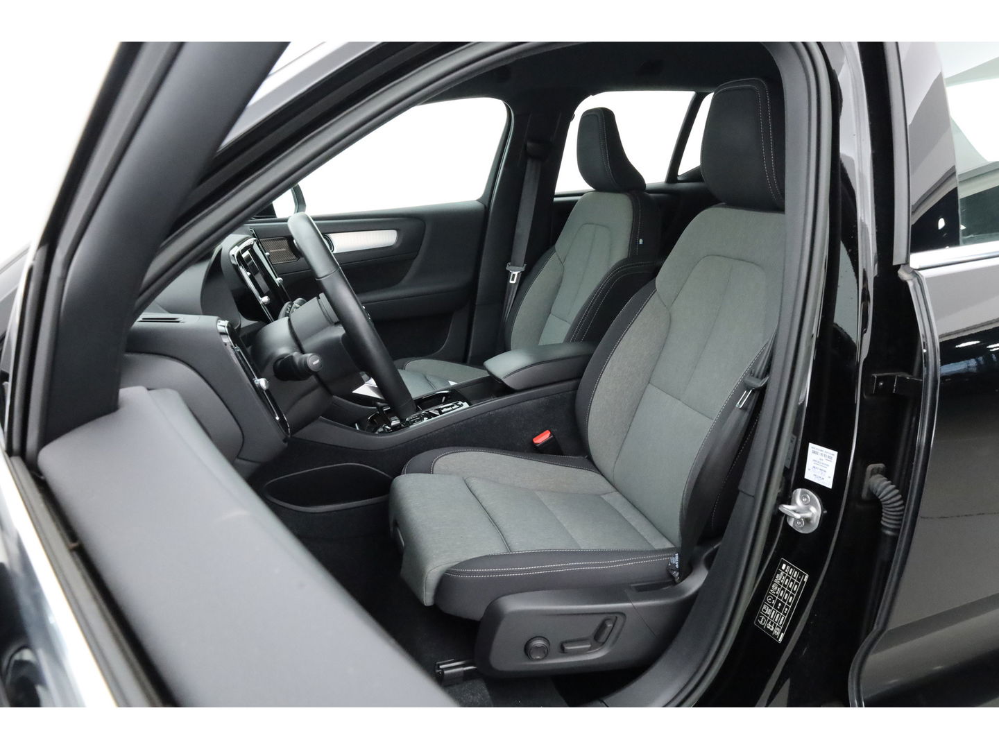 Volvo XC40 1.5 T4 Plug-in hybrid Plus Bright | stoel & stuur verwarming | H&K audio | Elek stoelen & Memory |