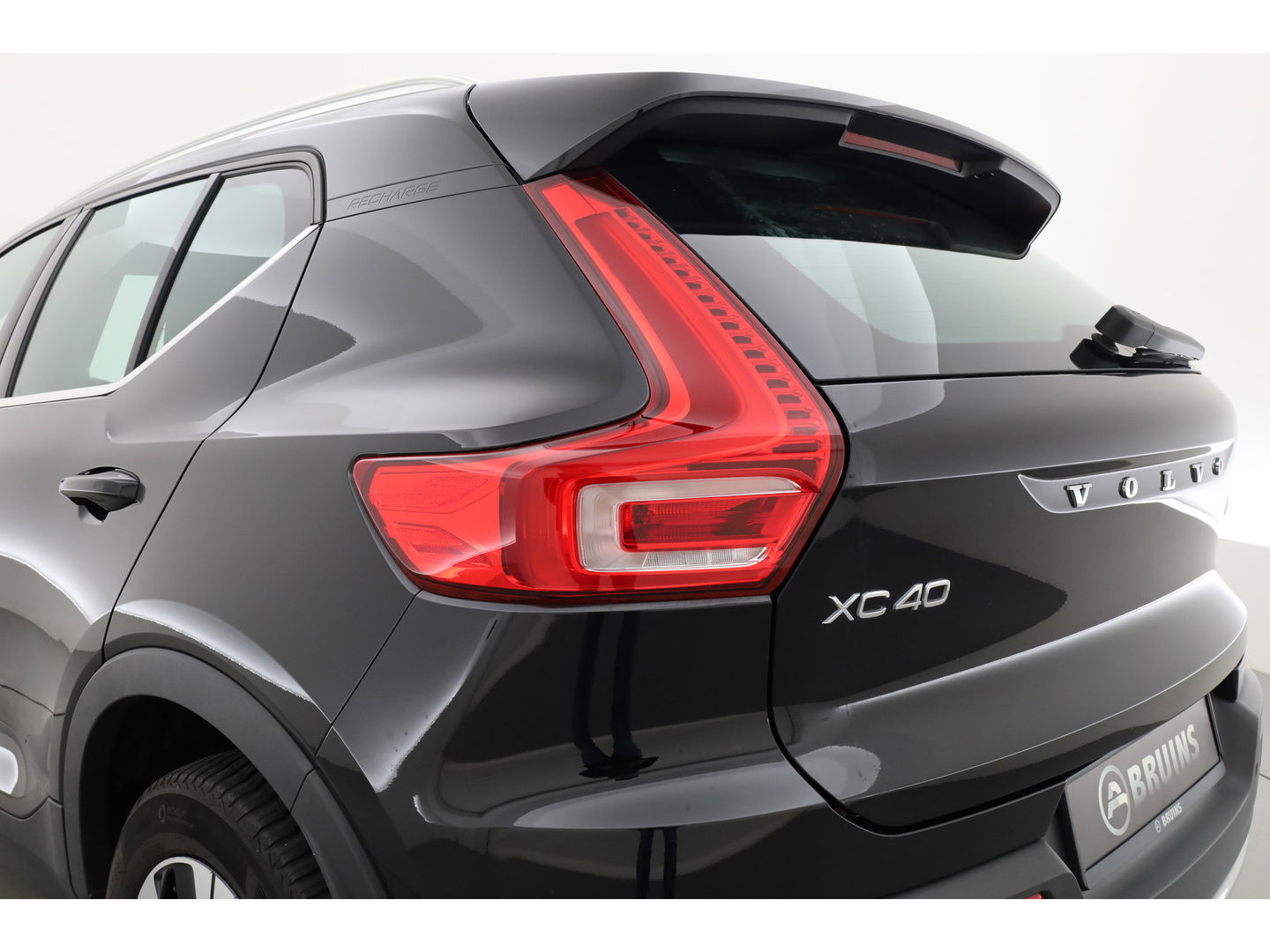 Volvo XC40 1.5 T4 Plug-in hybrid Plus Bright | stoel & stuur verwarming | H&K audio | Elek stoelen & Memory |