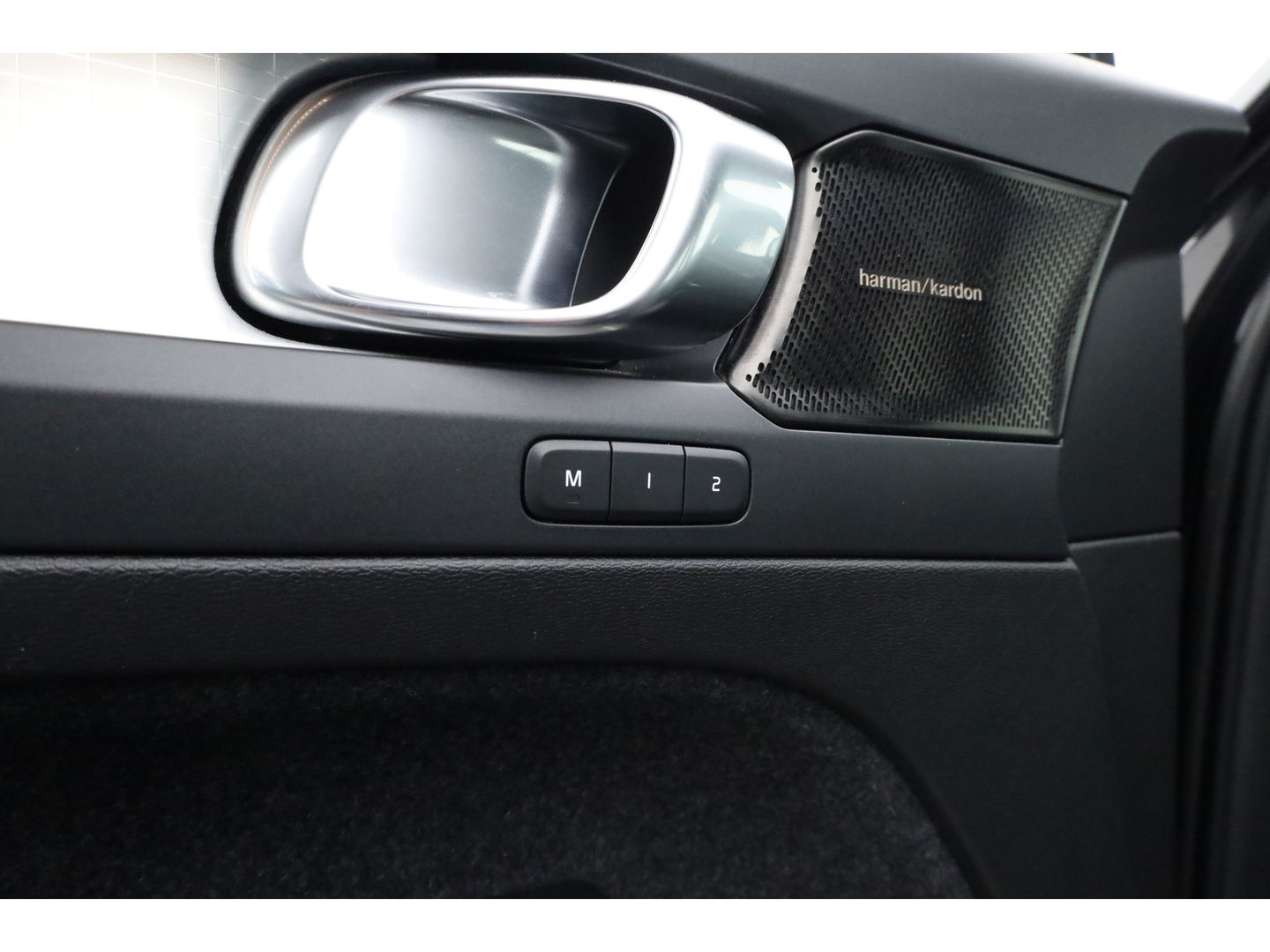 Volvo XC40 1.5 T4 Plug-in hybrid Plus Bright | stoel & stuur verwarming | H&K audio | Elek stoelen & Memory |