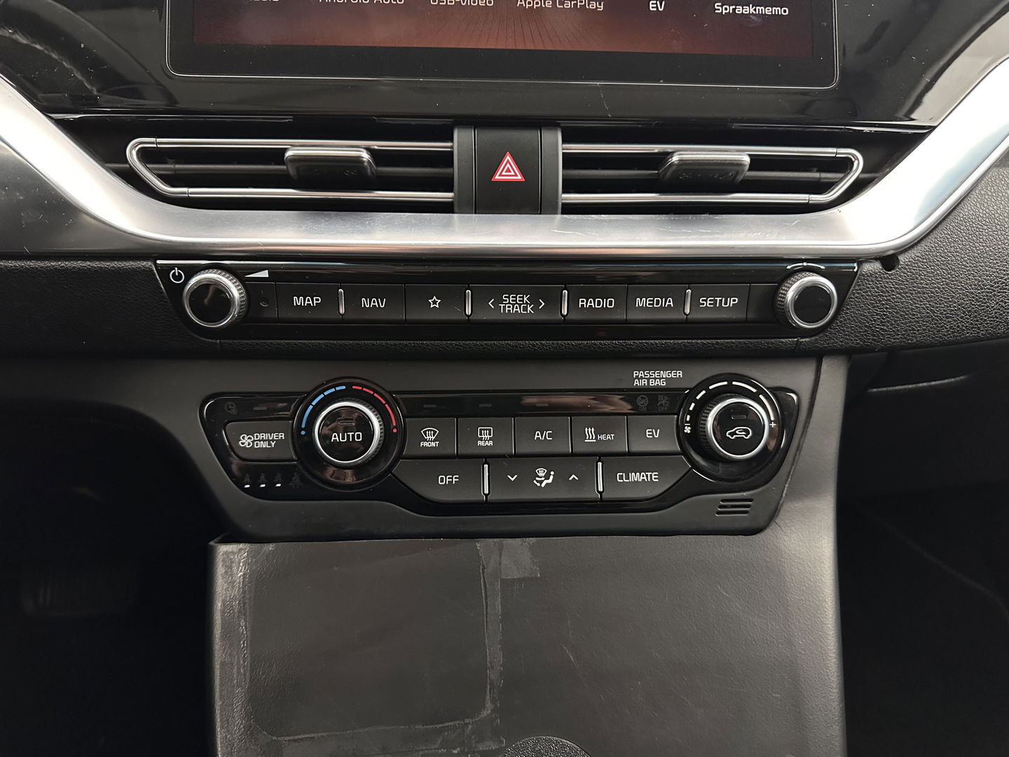 Kia e-Niro DynamicLine 64 kWh [ 3-Fase ] {SOH-100%} (INCL-BTW) Aut.*HEATPUMP | LEATHER-FABRIC | NAVI-FULLMAP | DAB+ | ADAPTIVE-CRUISE | CAMERA | HEATED-COMFORTSEATS | KEYLESS | DIGI-COCKPIT | SHIFTPADDLES | CARPLAY | LANE-ASSIST | 17"ALU*