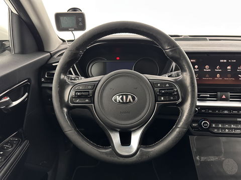 Kia e-Niro DynamicLine 64 kWh [ 3-Fase ] {SOH-100%} (INCL-BTW) Aut.*HEATPUMP | LEATHER-FABRIC | NAVI-FULLMAP | DAB+ | ADAPTIVE-CRUISE | CAMERA | HEATED-COMFORTSEATS | KEYLESS | DIGI-COCKPIT | SHIFTPADDLES | CARPLAY | LANE-ASSIST | 17"ALU*