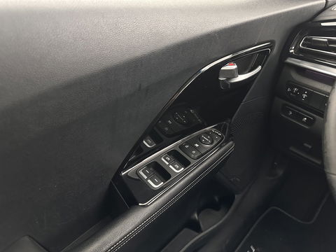 Kia e-Niro DynamicLine 64 kWh [ 3-Fase ] {SOH-100%} (INCL-BTW) Aut.*HEATPUMP | LEATHER-FABRIC | NAVI-FULLMAP | DAB+ | ADAPTIVE-CRUISE | CAMERA | HEATED-COMFORTSEATS | KEYLESS | DIGI-COCKPIT | SHIFTPADDLES | CARPLAY | LANE-ASSIST | 17"ALU*