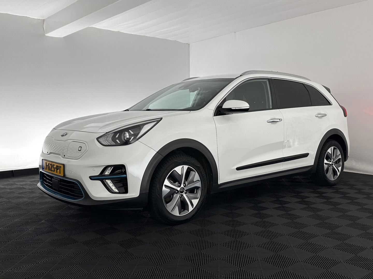 Kia e-Niro DynamicLine 64 kWh [ 3-Fase ] {SOH-100%} (INCL-BTW) Aut.*HEATPUMP | LEATHER-FABRIC | NAVI-FULLMAP | DAB+ | ADAPTIVE-CRUISE | CAMERA | HEATED-COMFORTSEATS | KEYLESS | DIGI-COCKPIT | SHIFTPADDLES | CARPLAY | LANE-ASSIST | 17"ALU*