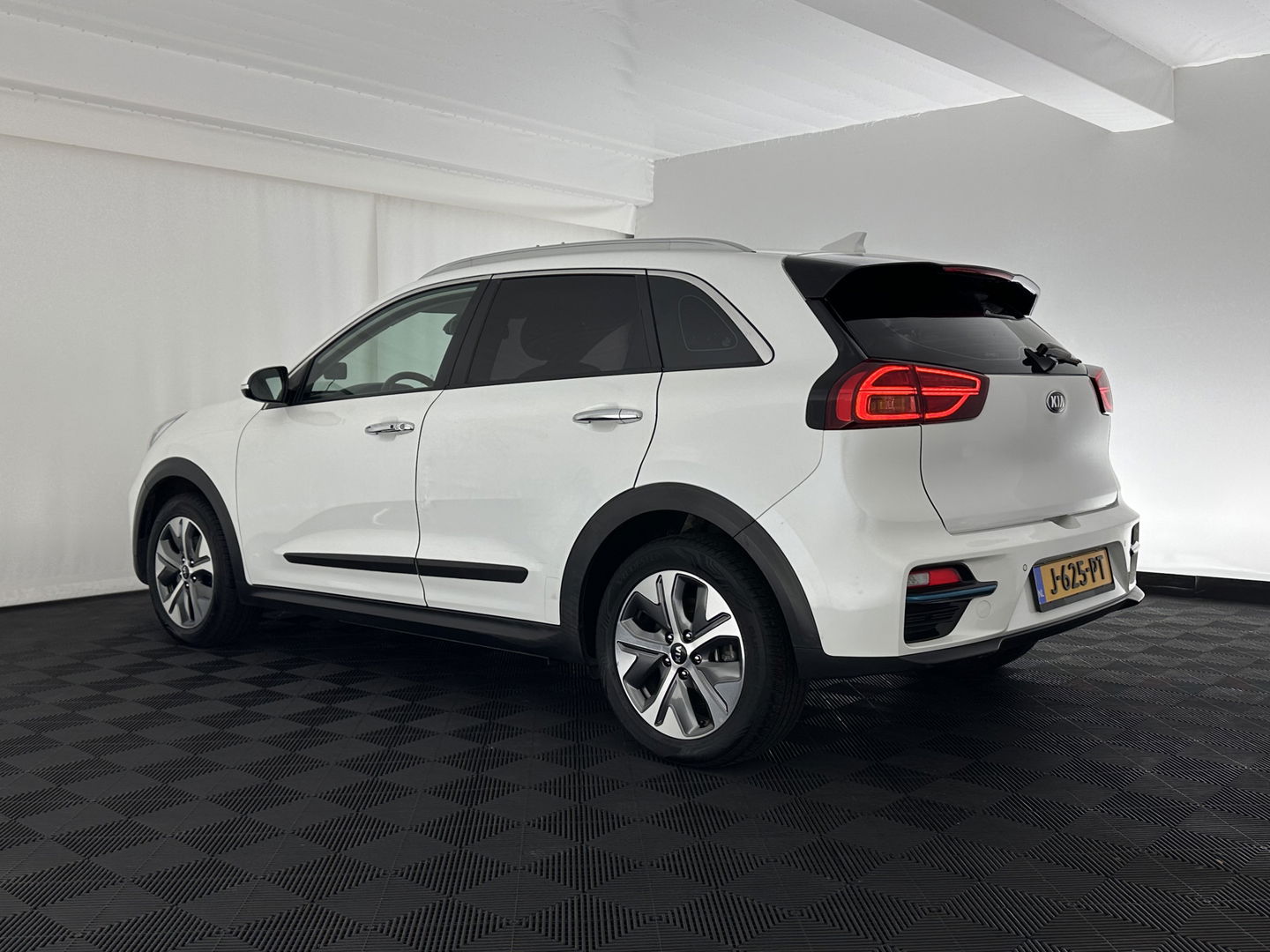 Kia e-Niro DynamicLine 64 kWh [ 3-Fase ] {SOH-100%} (INCL-BTW) Aut.*HEATPUMP | LEATHER-FABRIC | NAVI-FULLMAP | DAB+ | ADAPTIVE-CRUISE | CAMERA | HEATED-COMFORTSEATS | KEYLESS | DIGI-COCKPIT | SHIFTPADDLES | CARPLAY | LANE-ASSIST | 17"ALU*