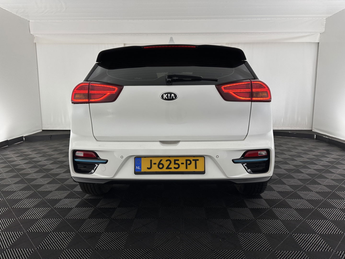 Kia e-Niro DynamicLine 64 kWh [ 3-Fase ] {SOH-100%} (INCL-BTW) Aut.*HEATPUMP | LEATHER-FABRIC | NAVI-FULLMAP | DAB+ | ADAPTIVE-CRUISE | CAMERA | HEATED-COMFORTSEATS | KEYLESS | DIGI-COCKPIT | SHIFTPADDLES | CARPLAY | LANE-ASSIST | 17"ALU*
