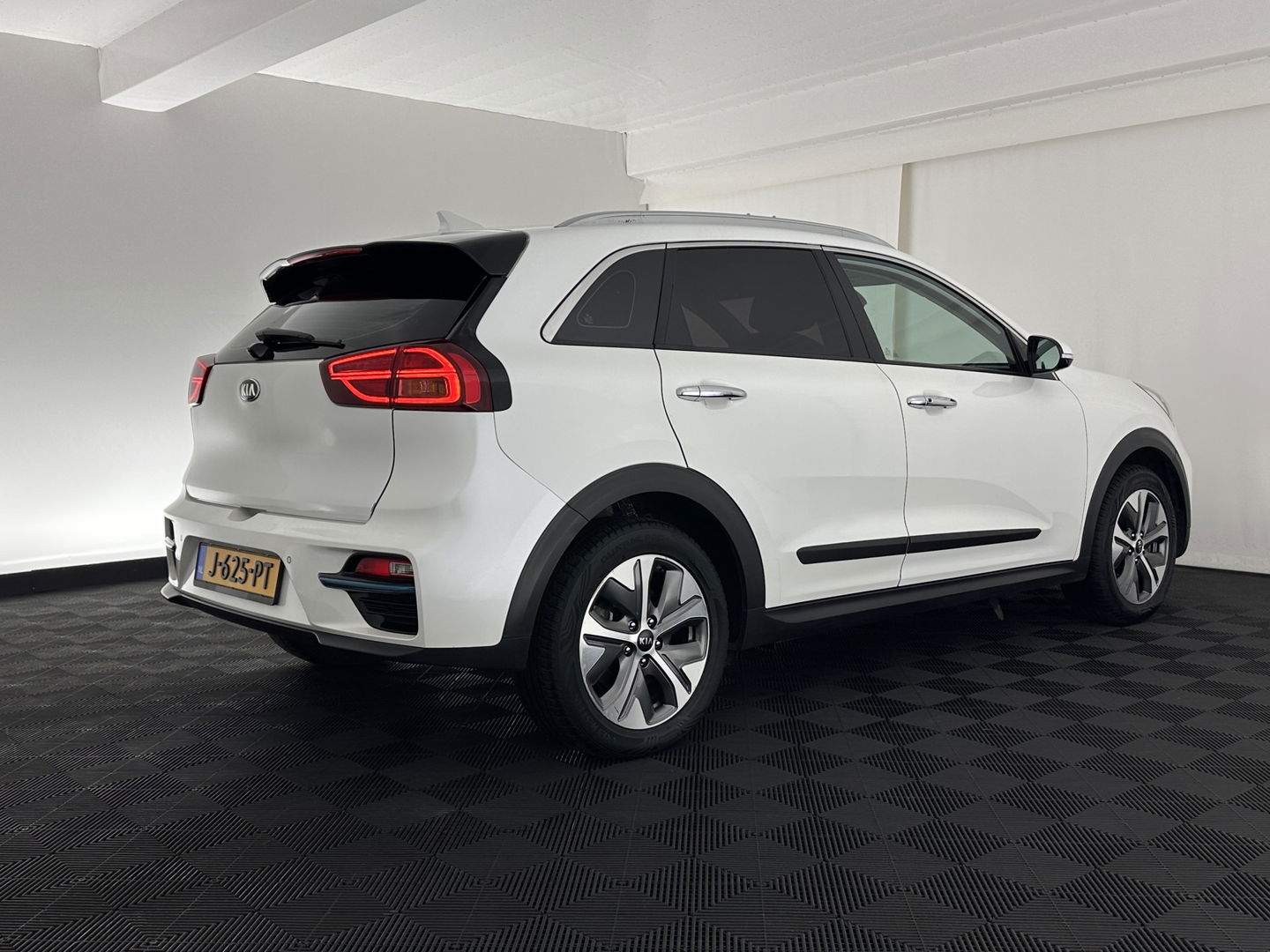Kia e-Niro DynamicLine 64 kWh [ 3-Fase ] {SOH-100%} (INCL-BTW) Aut.*HEATPUMP | LEATHER-FABRIC | NAVI-FULLMAP | DAB+ | ADAPTIVE-CRUISE | CAMERA | HEATED-COMFORTSEATS | KEYLESS | DIGI-COCKPIT | SHIFTPADDLES | CARPLAY | LANE-ASSIST | 17"ALU*