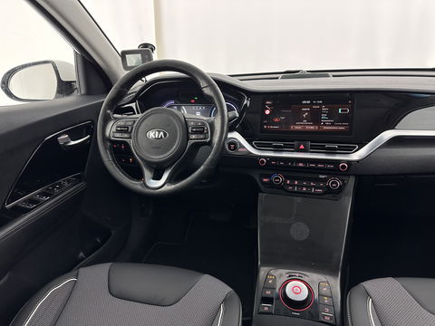 Kia e-Niro DynamicLine 64 kWh [ 3-Fase ] {SOH-100%} (INCL-BTW) Aut.*HEATPUMP | LEATHER-FABRIC | NAVI-FULLMAP | DAB+ | ADAPTIVE-CRUISE | CAMERA | HEATED-COMFORTSEATS | KEYLESS | DIGI-COCKPIT | SHIFTPADDLES | CARPLAY | LANE-ASSIST | 17"ALU*