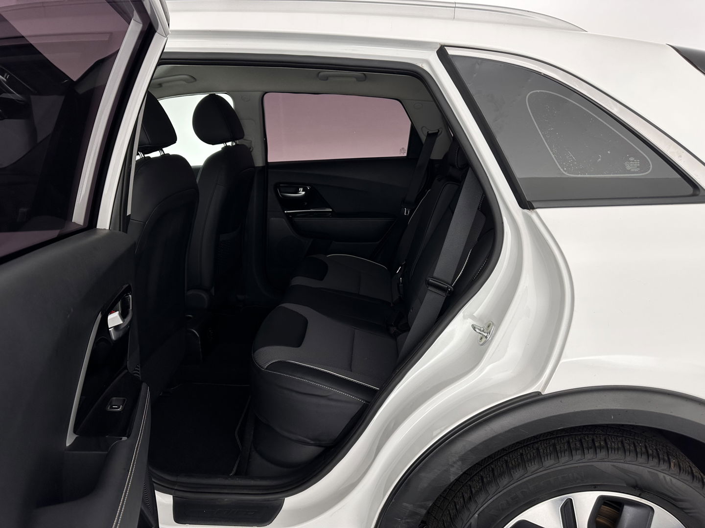 Kia e-Niro DynamicLine 64 kWh [ 3-Fase ] {SOH-100%} (INCL-BTW) Aut.*HEATPUMP | LEATHER-FABRIC | NAVI-FULLMAP | DAB+ | ADAPTIVE-CRUISE | CAMERA | HEATED-COMFORTSEATS | KEYLESS | DIGI-COCKPIT | SHIFTPADDLES | CARPLAY | LANE-ASSIST | 17"ALU*