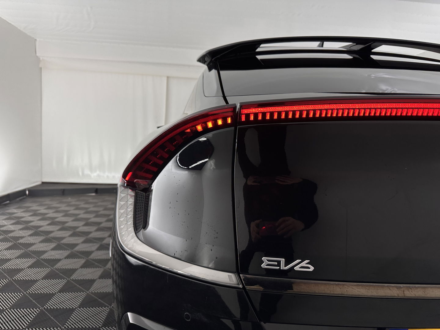 Kia Ev6 GT-Line 77.4 kWh (3-Fase-11kW) {SOH-96%} (INCL-BTW) Aut. *HEATPUMP | PANO | HEAD-UP | LEATHER-ALCANTARA | ADAPTIVE-CRUISE | DIGI-COCKPIT | MERIDIAN-AUDIO | MEMORYPACK | FULL-LED | KEYLESS | TOPVIEW | DAB | BLINDSPOT | NAVI-FULLMAP |