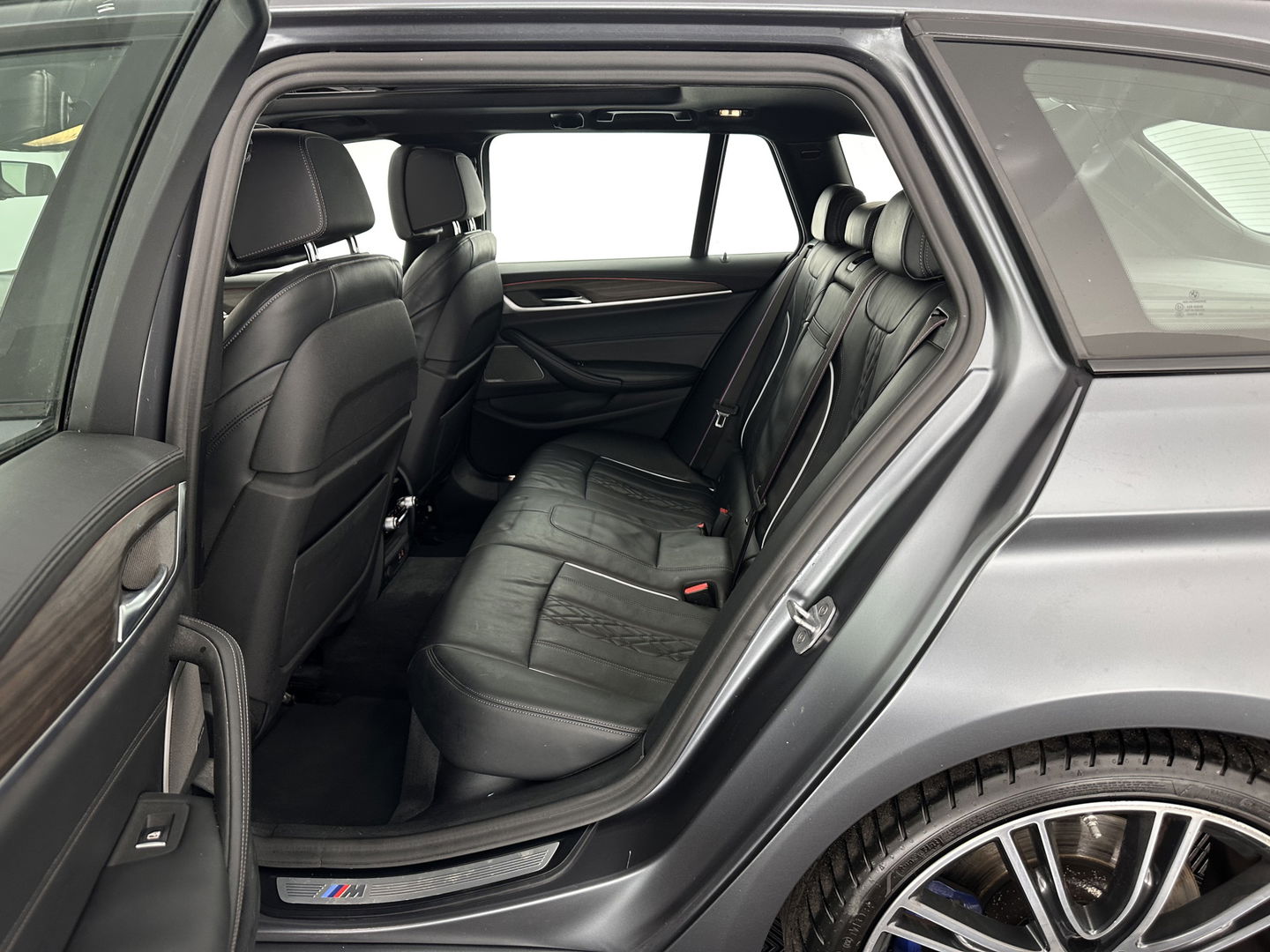 BMW 5 Serie Touring 540i xDrive M-Sportpack High Executive Aut. *PANO | LEATHER | FULL-LED | ADAPTIVE-CRUISE | DIGI-COCKPIT | MEMORY-PACK | BLINDSPOT | TOPVIEW | HARMAN/KARDON | KEYLESS | DIGI-COCKPIT | HEATED-COMFORTSEATS | AMBIENTLIGHT | HEAD-UP |