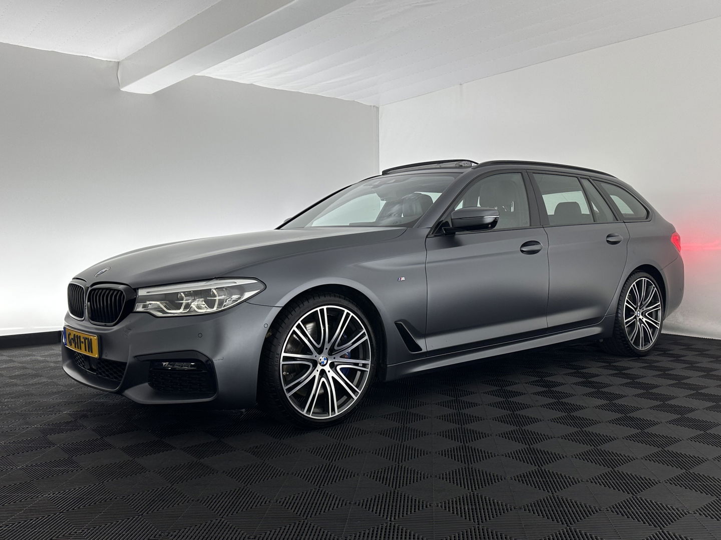 BMW 5 Serie Touring 540i xDrive M-Sportpack High Executive Aut. *PANO | LEATHER | FULL-LED | ADAPTIVE-CRUISE | DIGI-COCKPIT | MEMORY-PACK | BLINDSPOT | TOPVIEW | HARMAN/KARDON | KEYLESS | DIGI-COCKPIT | HEATED-COMFORTSEATS | AMBIENTLIGHT | HEAD-UP |