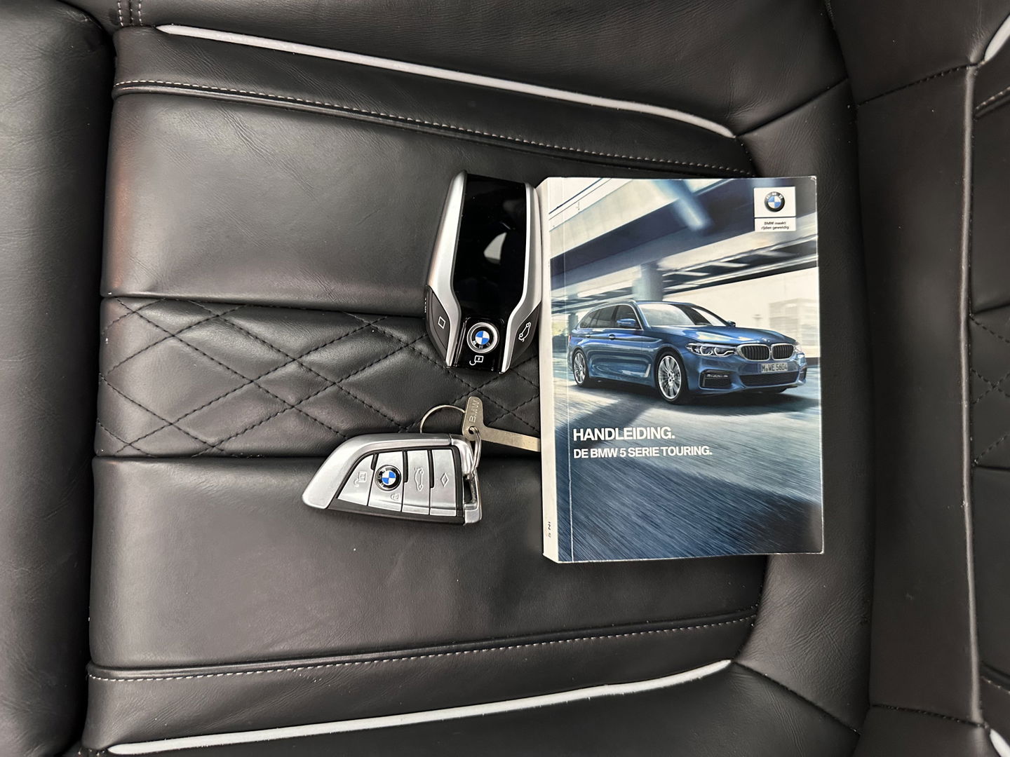 BMW 5 Serie Touring 540i xDrive M-Sportpack High Executive Aut. *PANO | LEATHER | FULL-LED | ADAPTIVE-CRUISE | DIGI-COCKPIT | MEMORY-PACK | BLINDSPOT | TOPVIEW | HARMAN/KARDON | KEYLESS | DIGI-COCKPIT | HEATED-COMFORTSEATS | AMBIENTLIGHT | HEAD-UP |