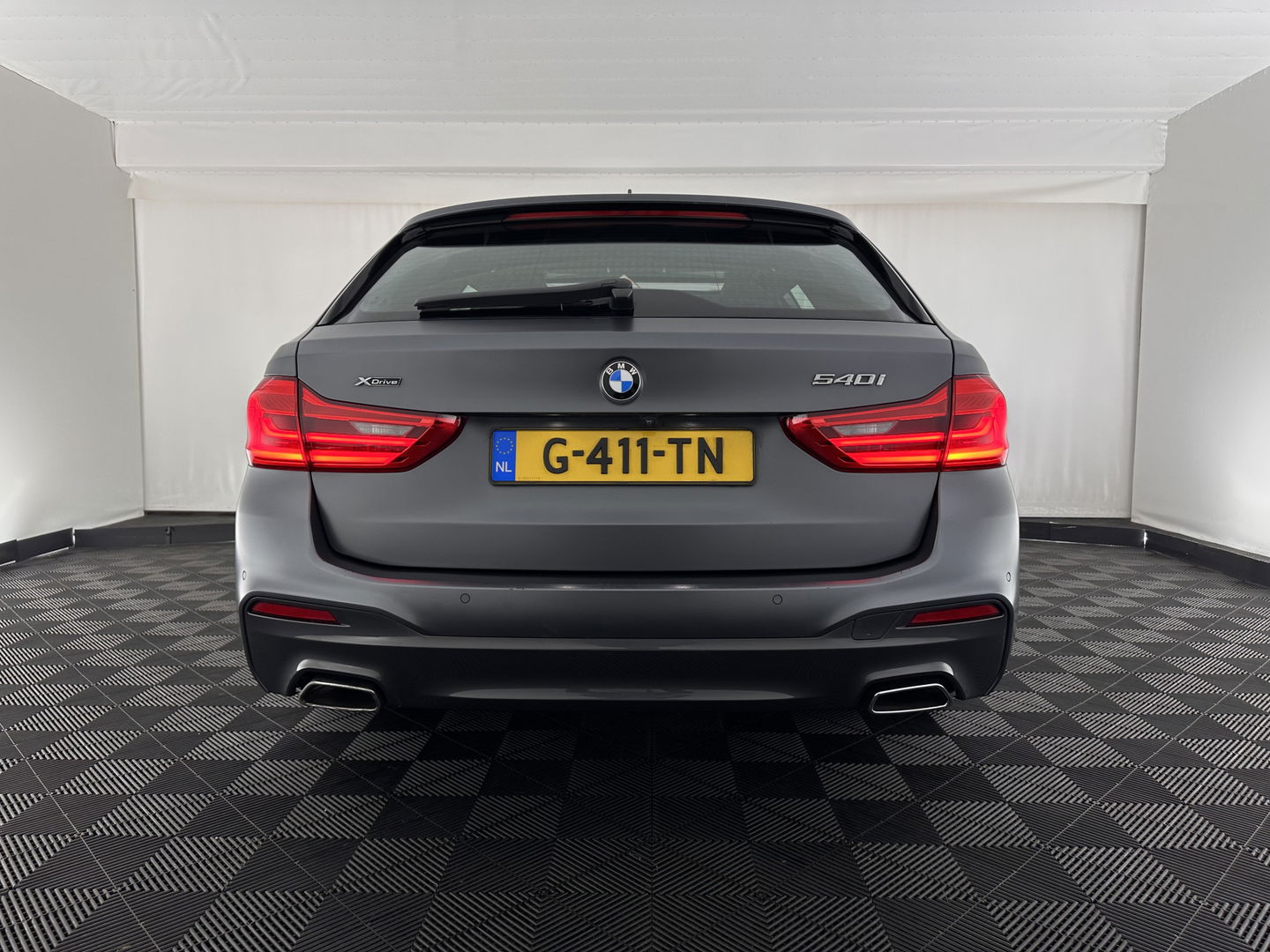 BMW 5 Serie Touring 540i xDrive M-Sportpack High Executive Aut. *PANO | LEATHER | FULL-LED | ADAPTIVE-CRUISE | DIGI-COCKPIT | MEMORY-PACK | BLINDSPOT | TOPVIEW | HARMAN/KARDON | KEYLESS | DIGI-COCKPIT | HEATED-COMFORTSEATS | AMBIENTLIGHT | HEAD-UP |