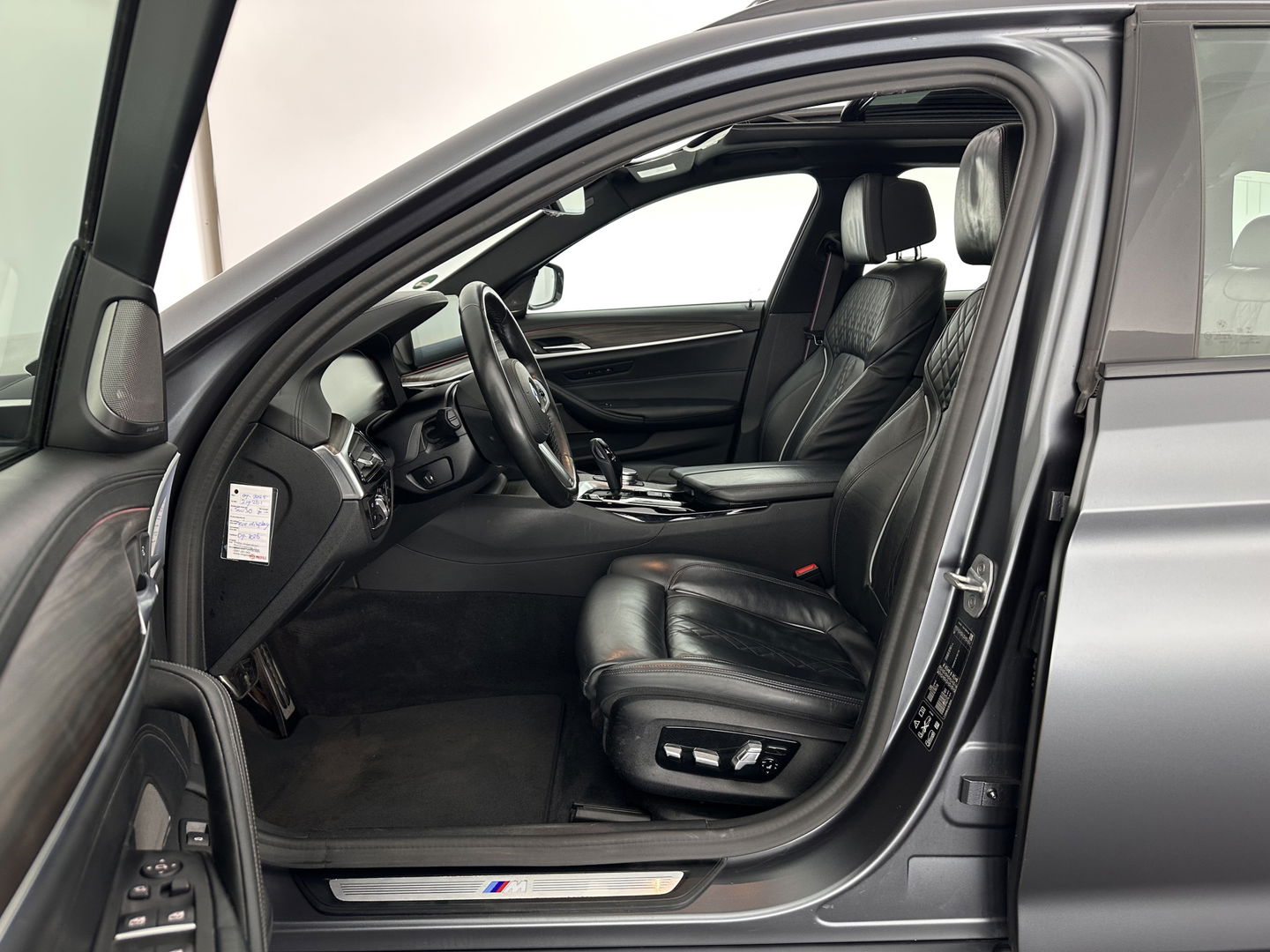 BMW 5 Serie Touring 540i xDrive M-Sportpack High Executive Aut. *PANO | LEATHER | FULL-LED | ADAPTIVE-CRUISE | DIGI-COCKPIT | MEMORY-PACK | BLINDSPOT | TOPVIEW | HARMAN/KARDON | KEYLESS | DIGI-COCKPIT | HEATED-COMFORTSEATS | AMBIENTLIGHT | HEAD-UP |