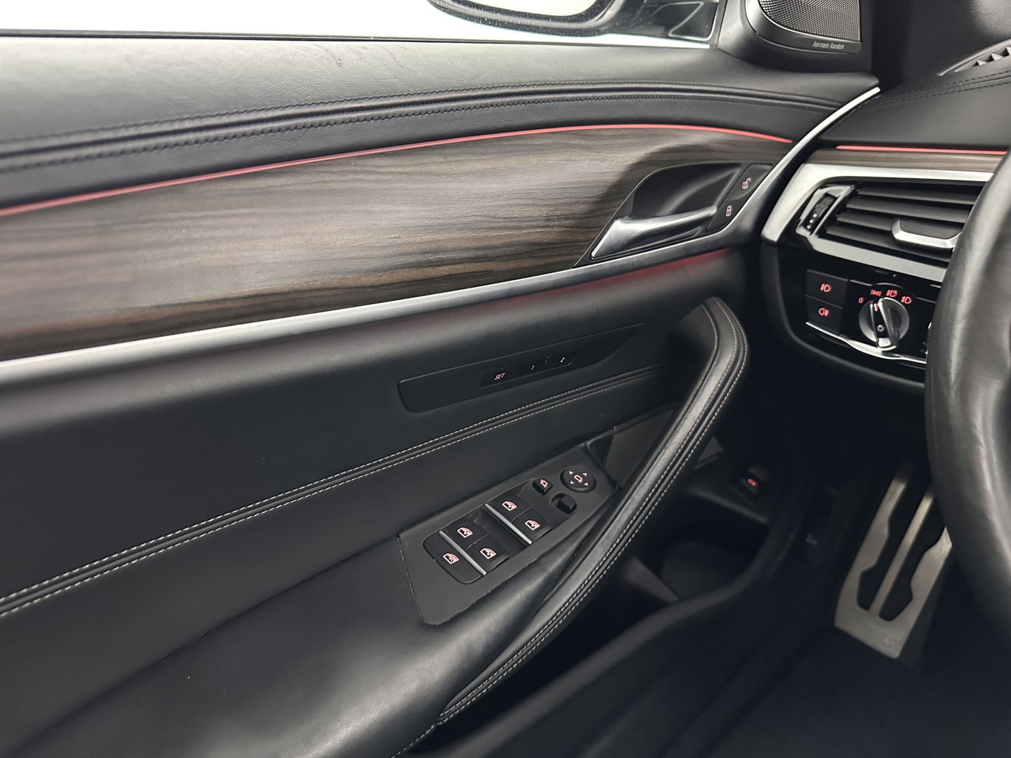 BMW 5 Serie Touring 540i xDrive M-Sportpack High Executive Aut. *PANO | LEATHER | FULL-LED | ADAPTIVE-CRUISE | DIGI-COCKPIT | MEMORY-PACK | BLINDSPOT | TOPVIEW | HARMAN/KARDON | KEYLESS | DIGI-COCKPIT | HEATED-COMFORTSEATS | AMBIENTLIGHT | HEAD-UP |