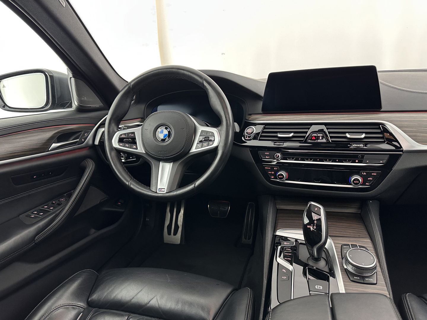 BMW 5 Serie Touring 540i xDrive M-Sportpack High Executive Aut. *PANO | LEATHER | FULL-LED | ADAPTIVE-CRUISE | DIGI-COCKPIT | MEMORY-PACK | BLINDSPOT | TOPVIEW | HARMAN/KARDON | KEYLESS | DIGI-COCKPIT | HEATED-COMFORTSEATS | AMBIENTLIGHT | HEAD-UP |