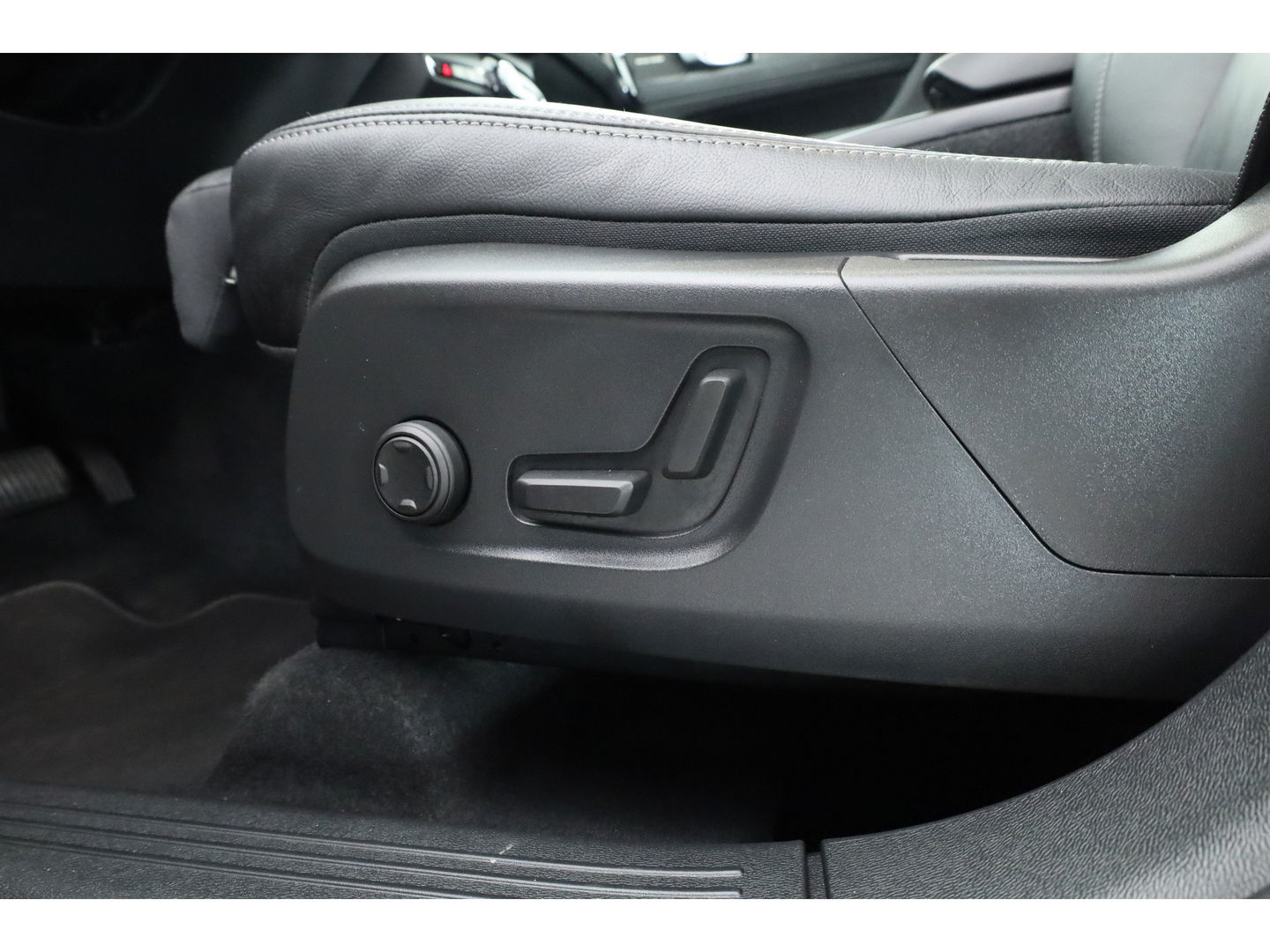 Volvo XC40 1.5 T5 Plug-in hybrid Ultimate Dark | Pano | Pilot Assist | Memory | 360cam | Stoel- Stuurverw. | Apple CarPlay | 19''