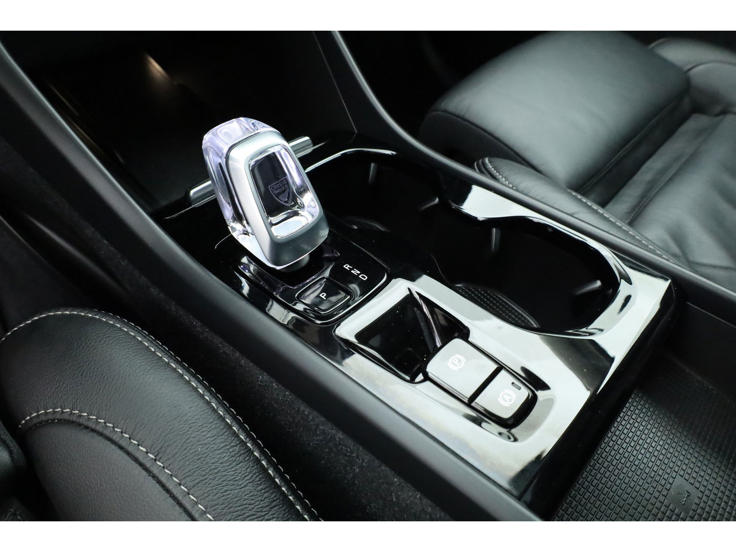 Volvo XC40 1.5 T5 Plug-in hybrid Ultimate Dark | Pano | Pilot Assist | Memory | 360cam | Stoel- Stuurverw. | Apple CarPlay | 19''